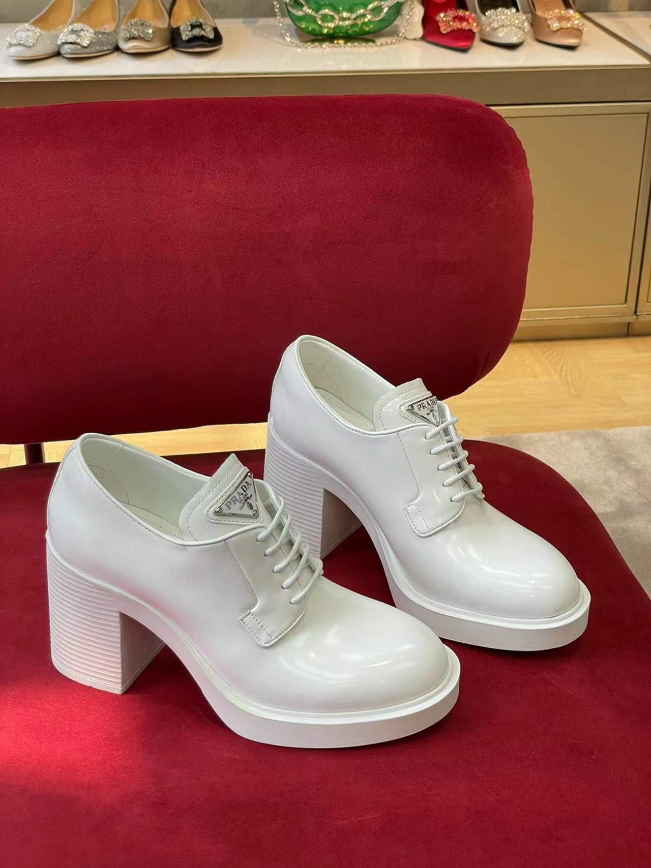 詳細な写真と価格については私に連絡してください。