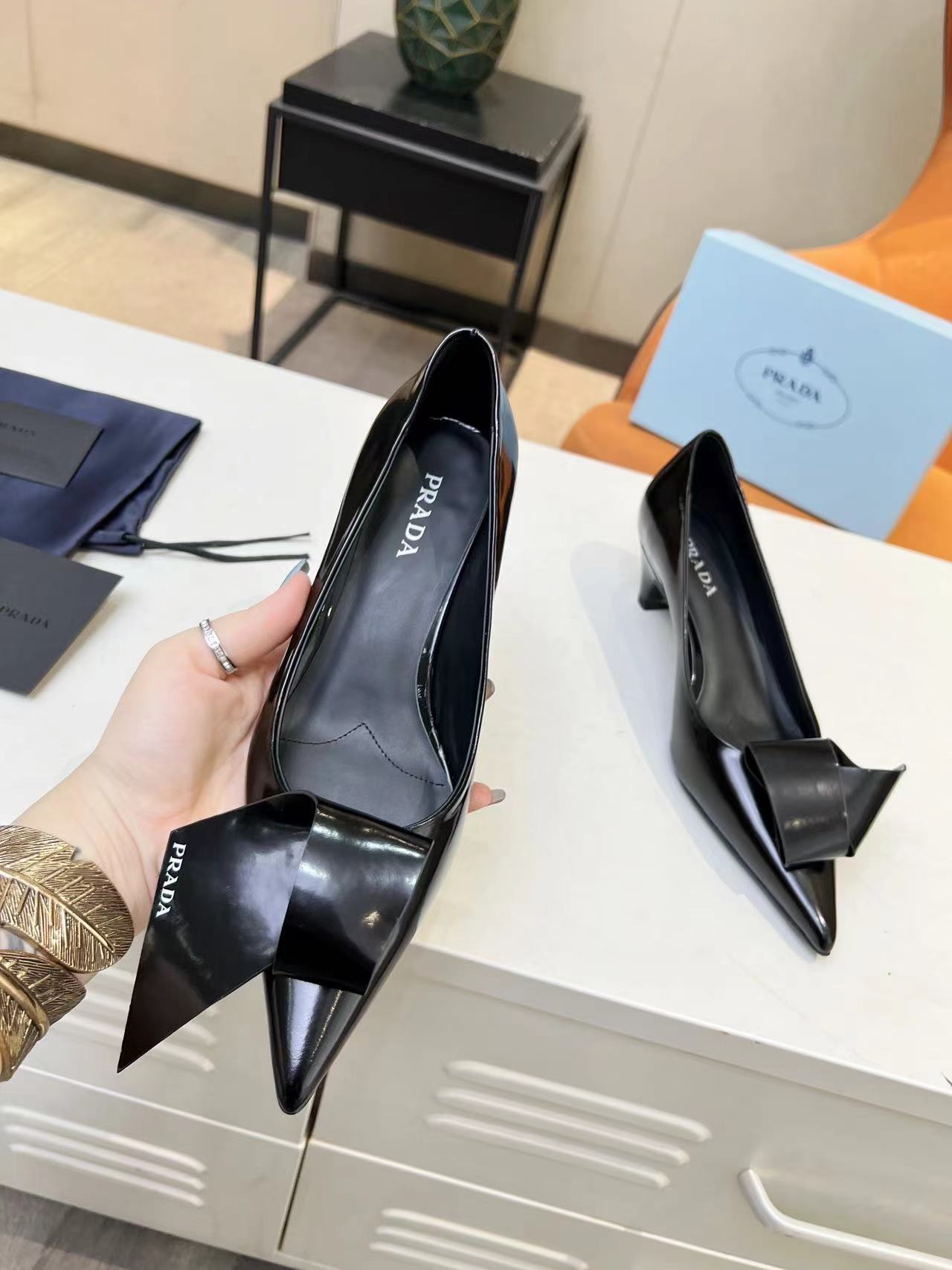 詳細な写真と価格については私に連絡してください。