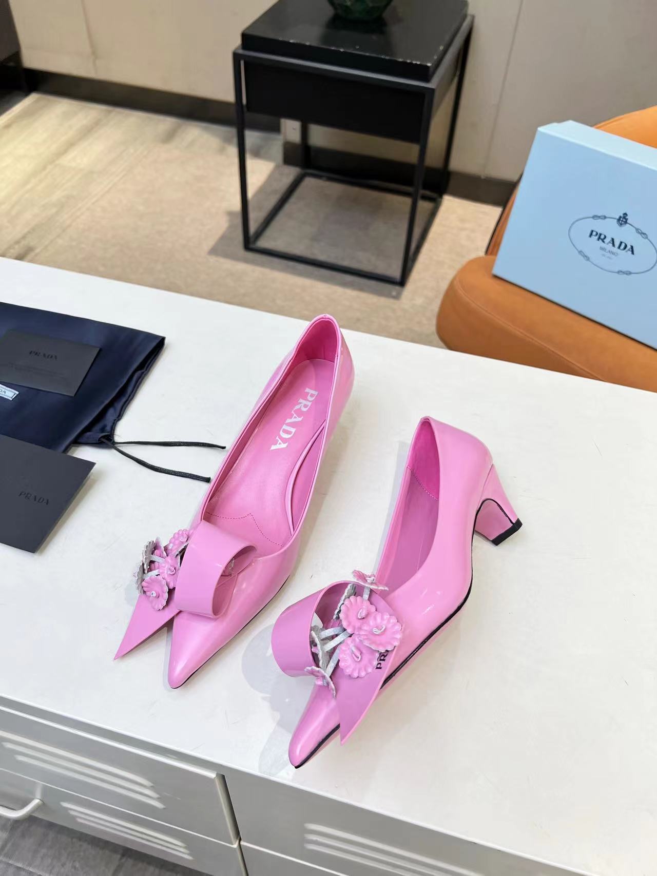 詳細な写真と価格については私に連絡してください。