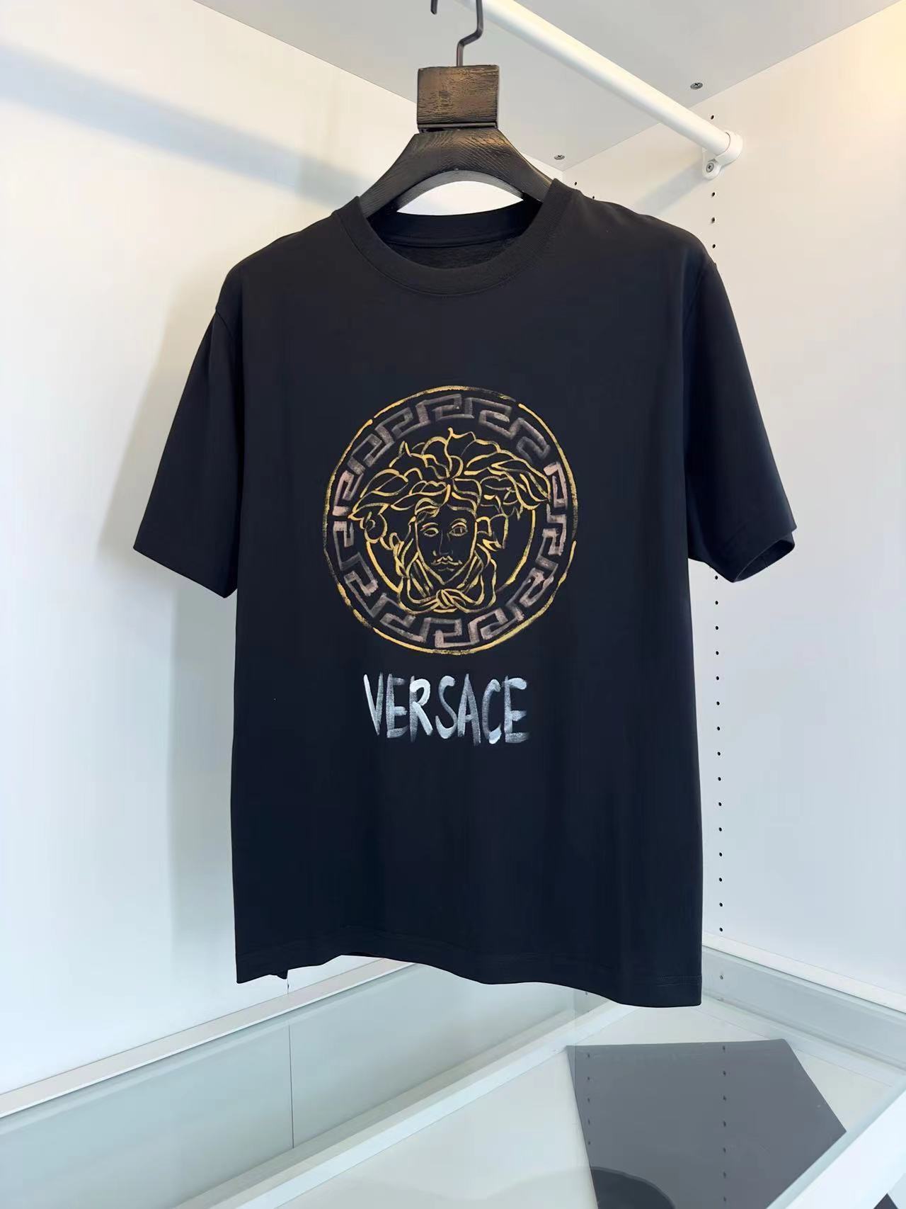 詳細な写真と価格については私に連絡してください。