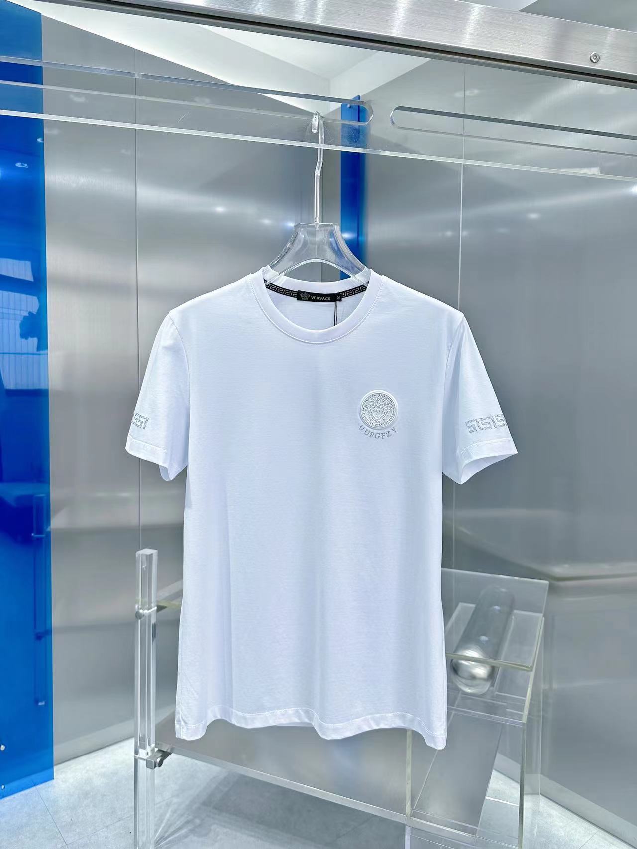 詳細な写真と価格については私に連絡してください。