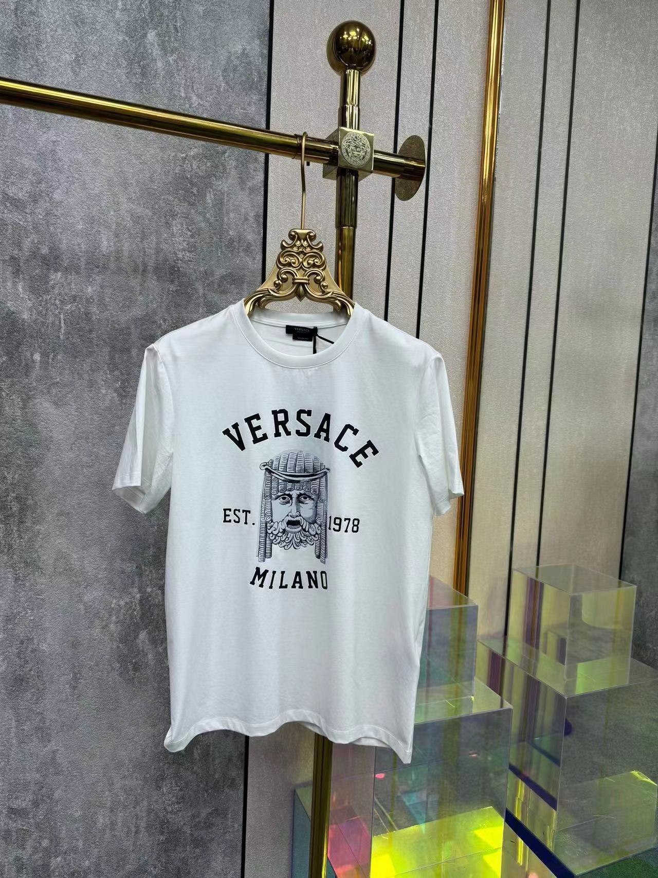 詳細な写真と価格については私に連絡してください。