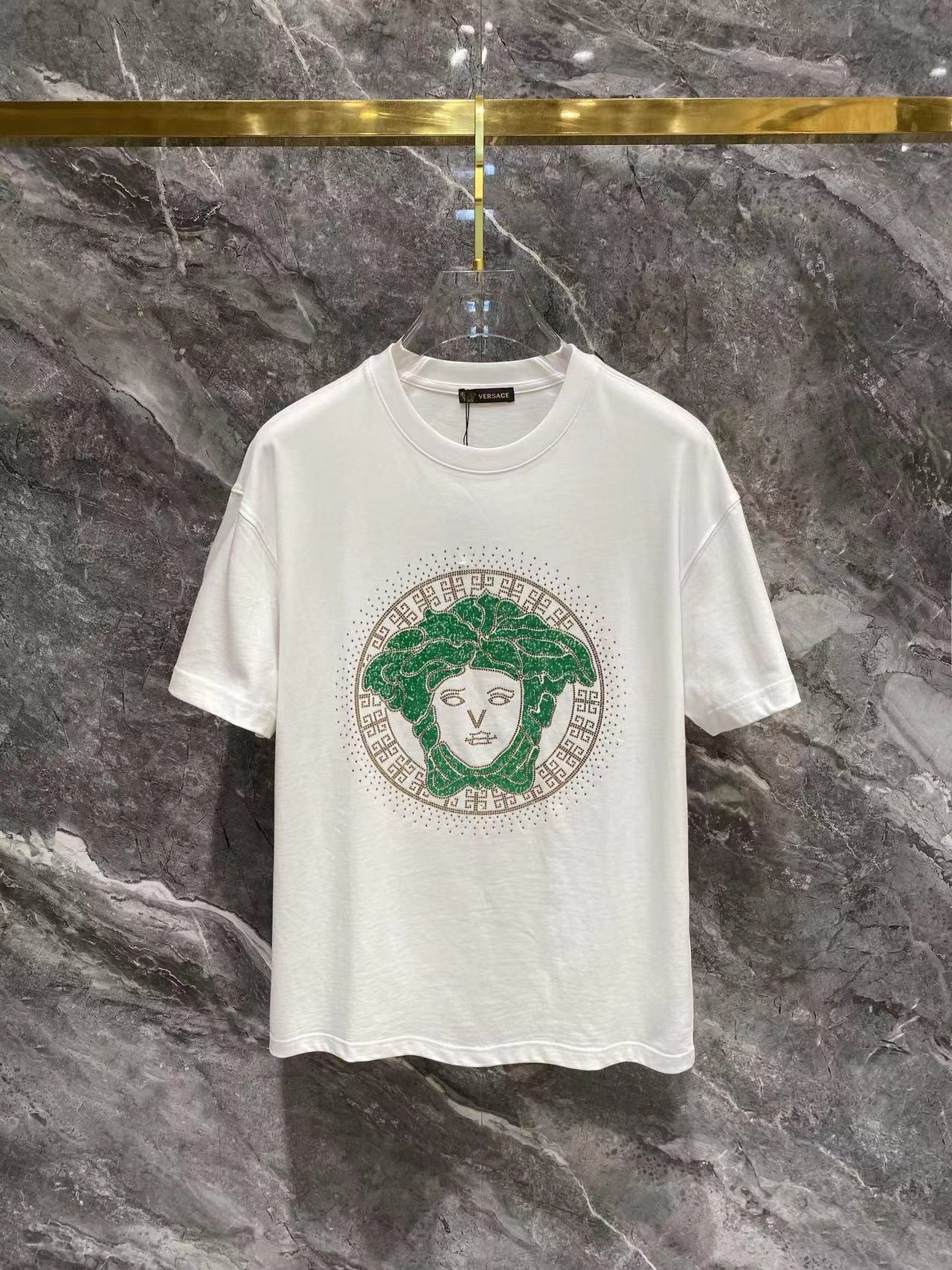 詳細な写真と価格については私に連絡してください。