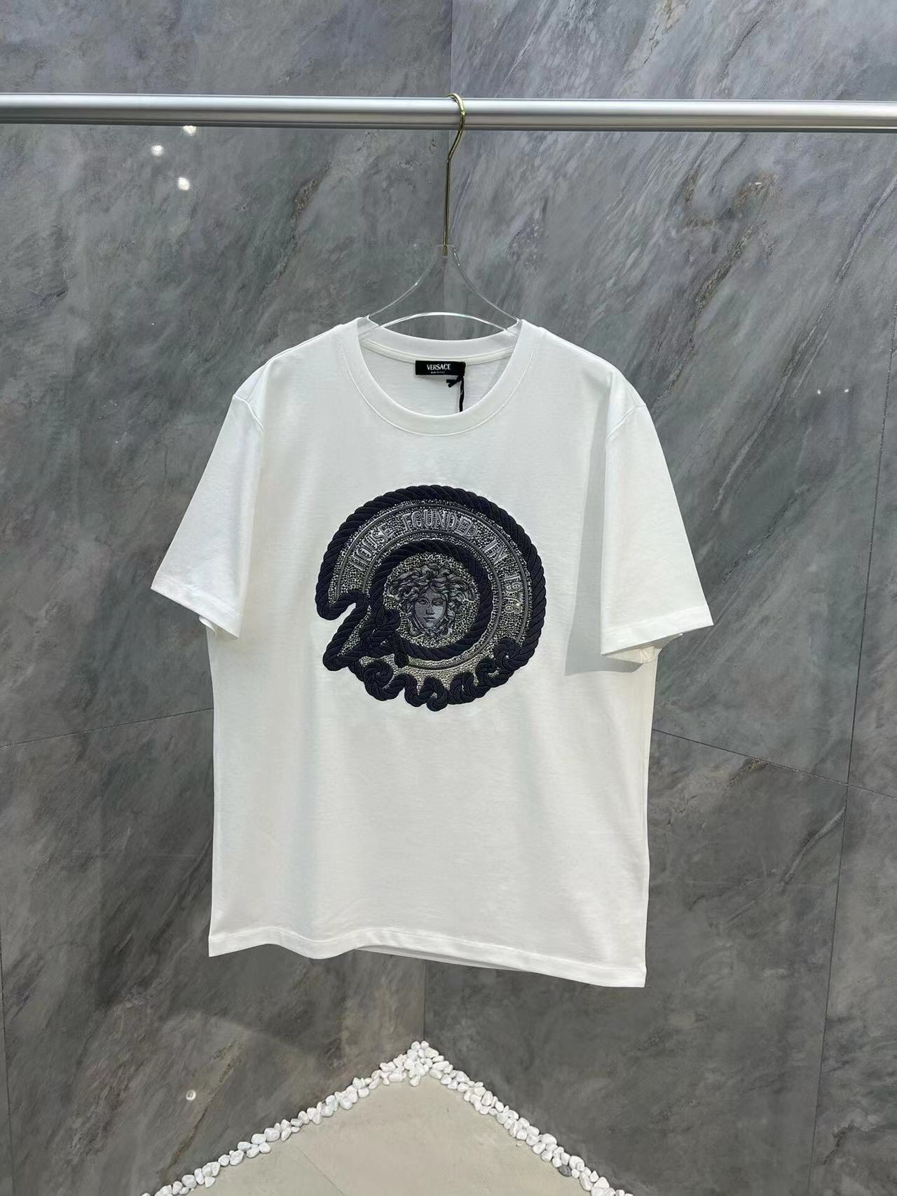 詳細な写真と価格については私に連絡してください。