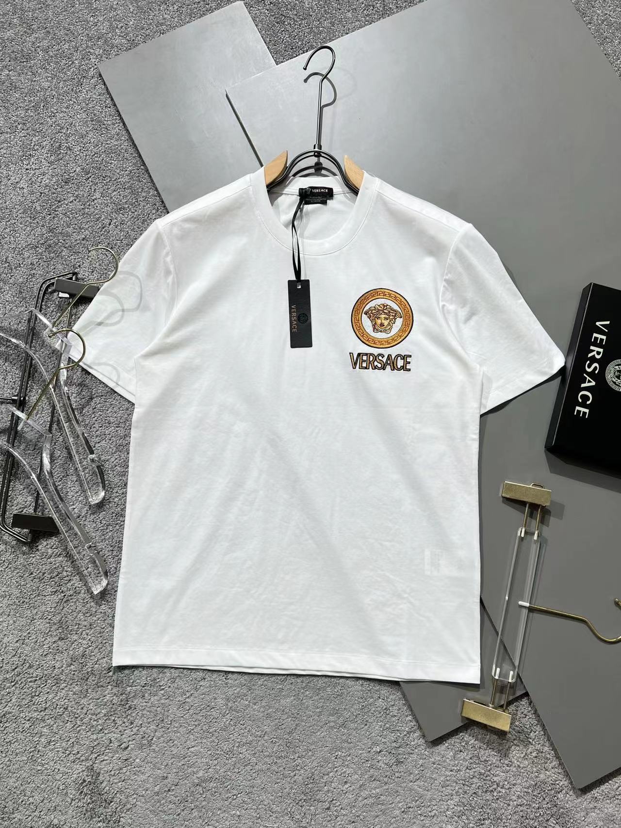 詳細な写真と価格については私に連絡してください。