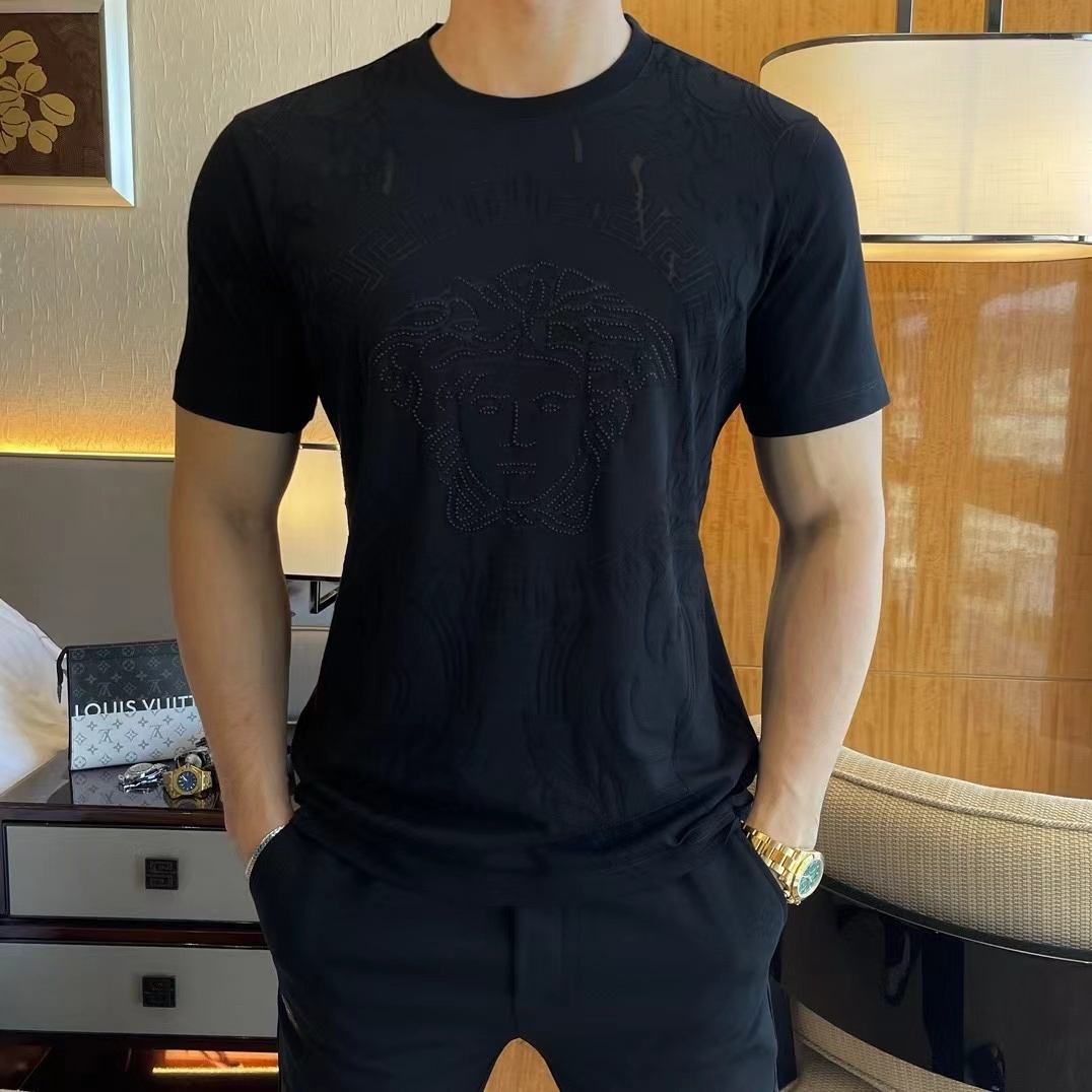 詳細な写真と価格については私に連絡してください。