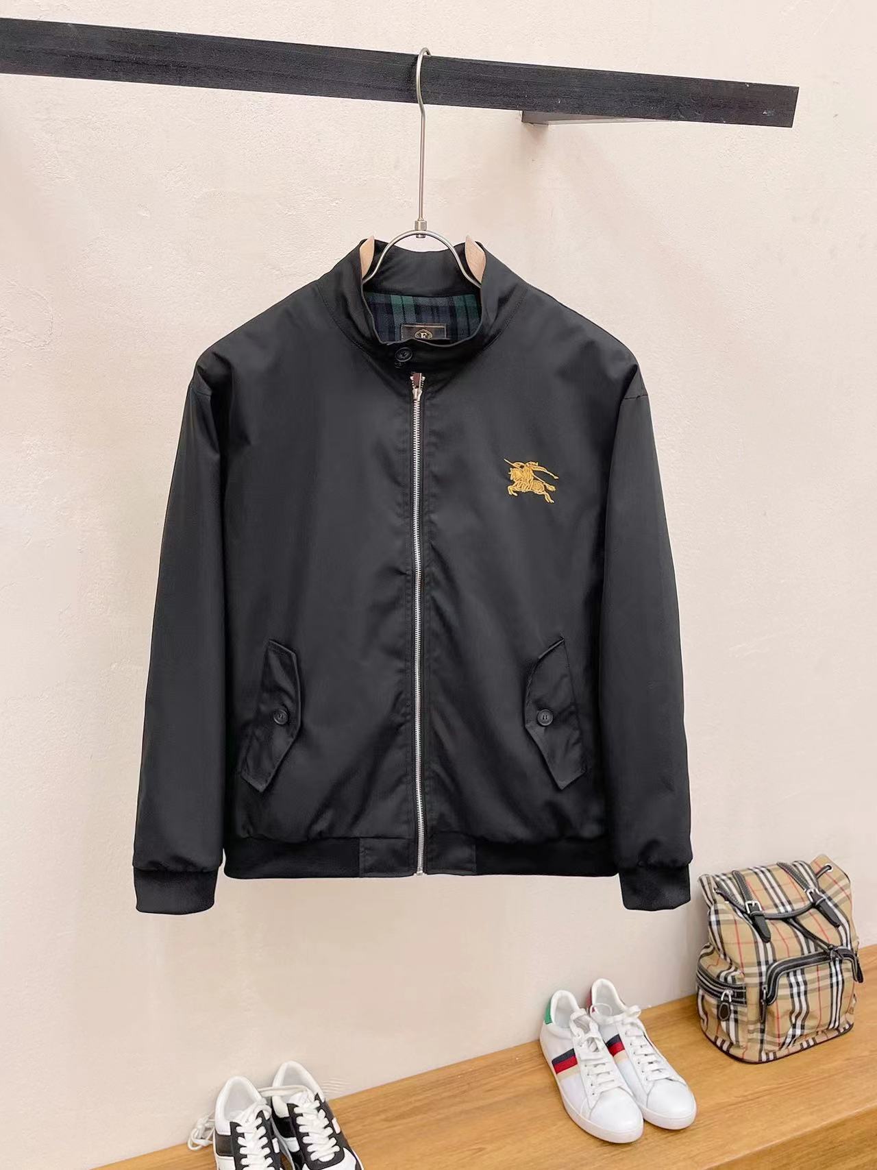 詳細な写真と価格については私に連絡してください