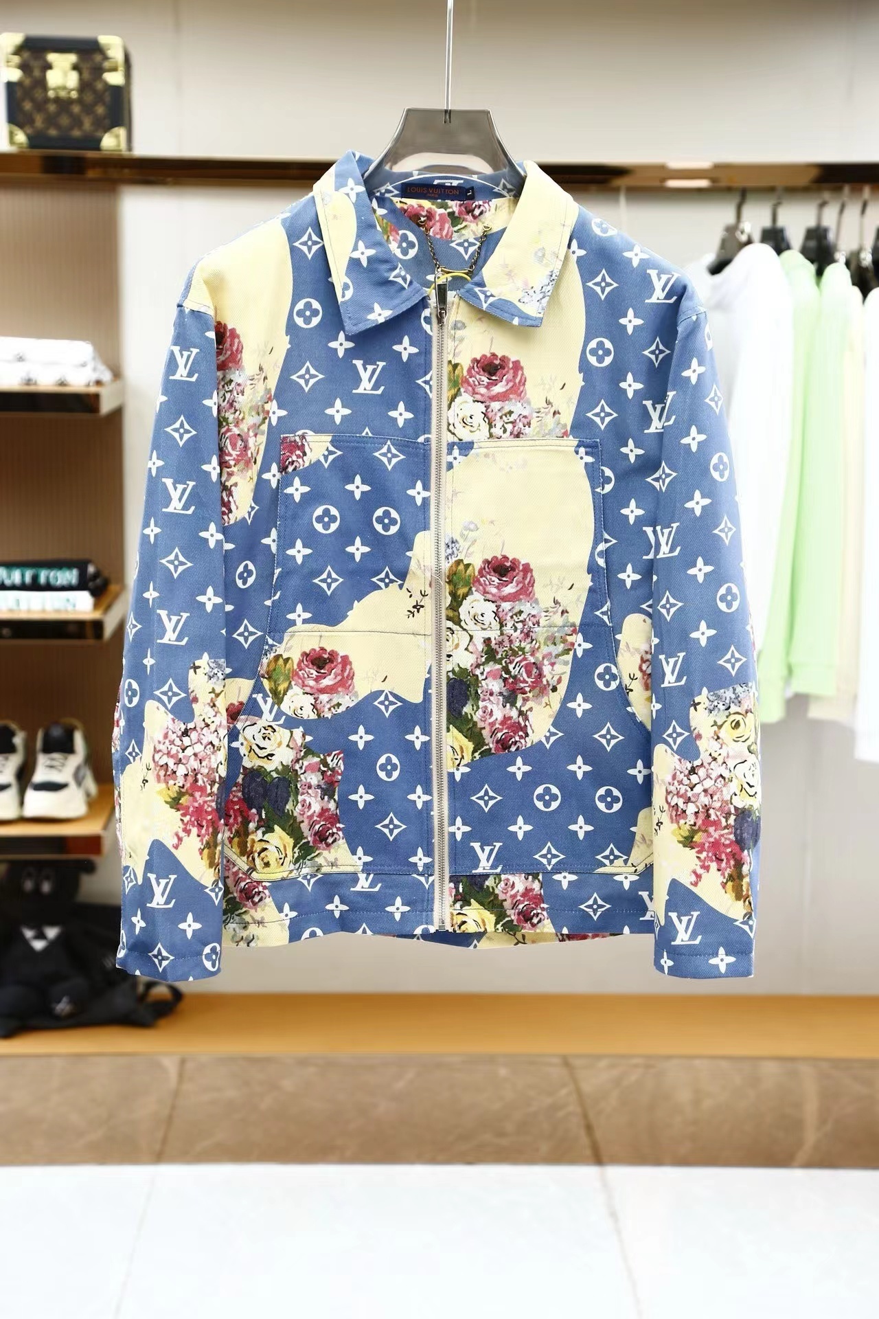 詳細な写真と価格については私に連絡してください。