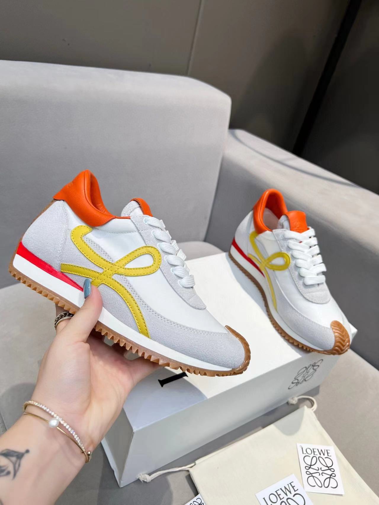 詳細な写真と価格については私に連絡してください