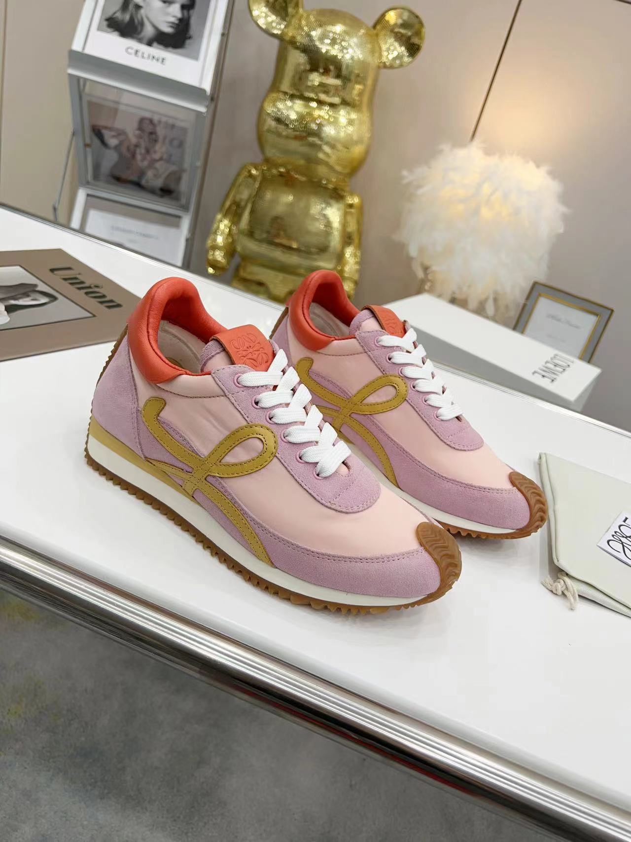 LOEWE運動靴です