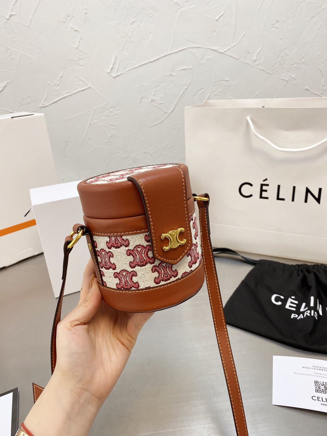 詳細な写真と価格については私に連絡してください