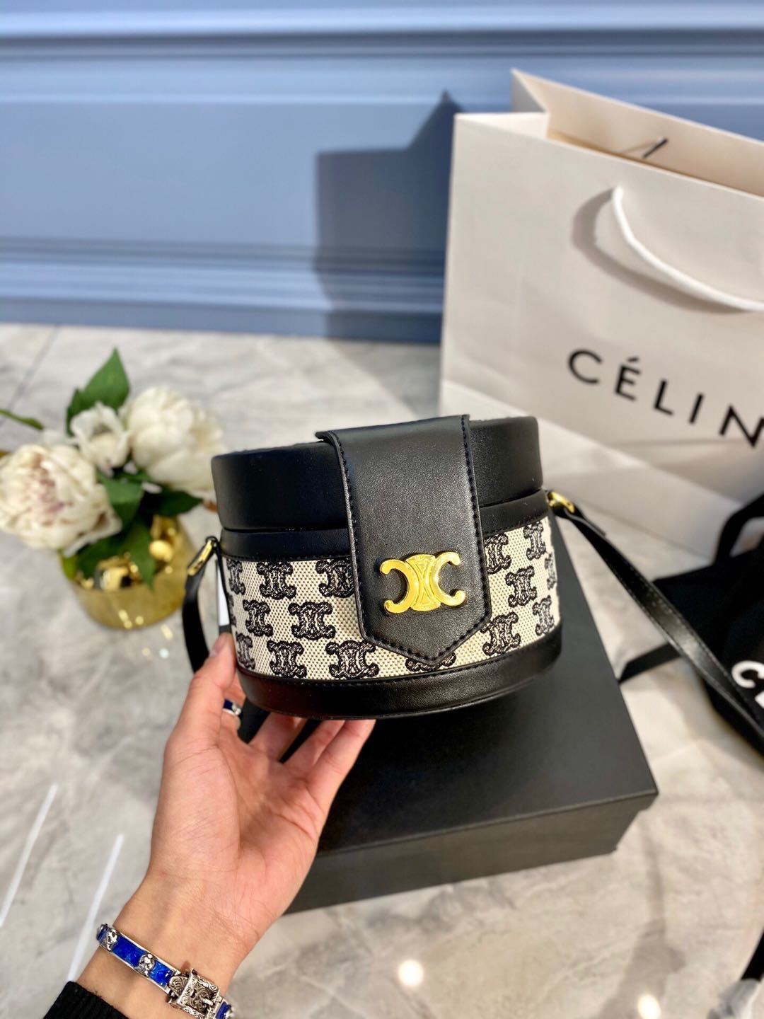 詳細な写真と価格については私に連絡してください