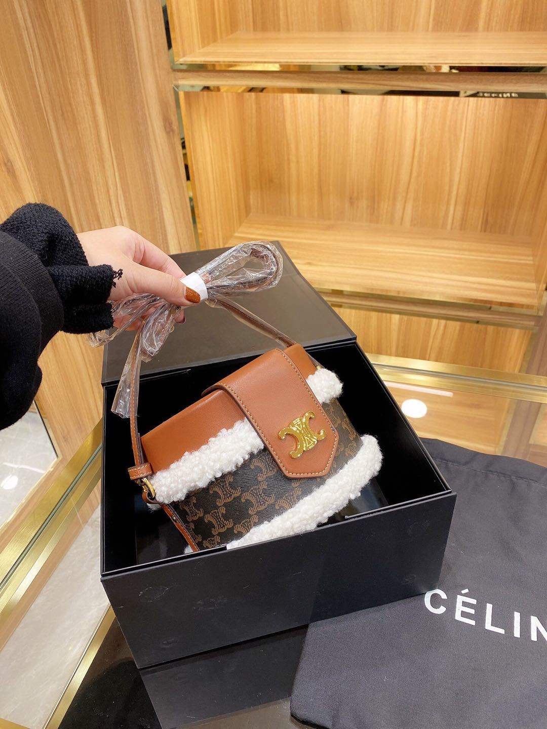 詳細な写真と価格については私に連絡してください