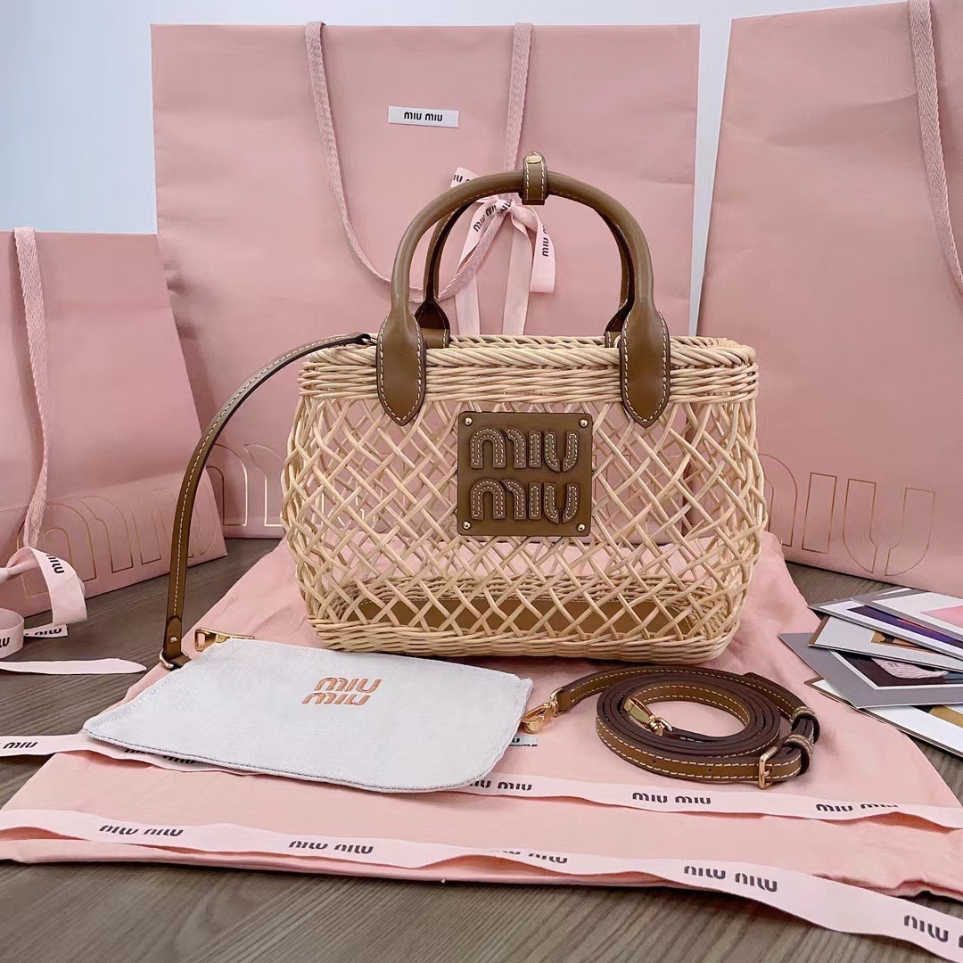 詳細な写真と価格については私に連絡してください