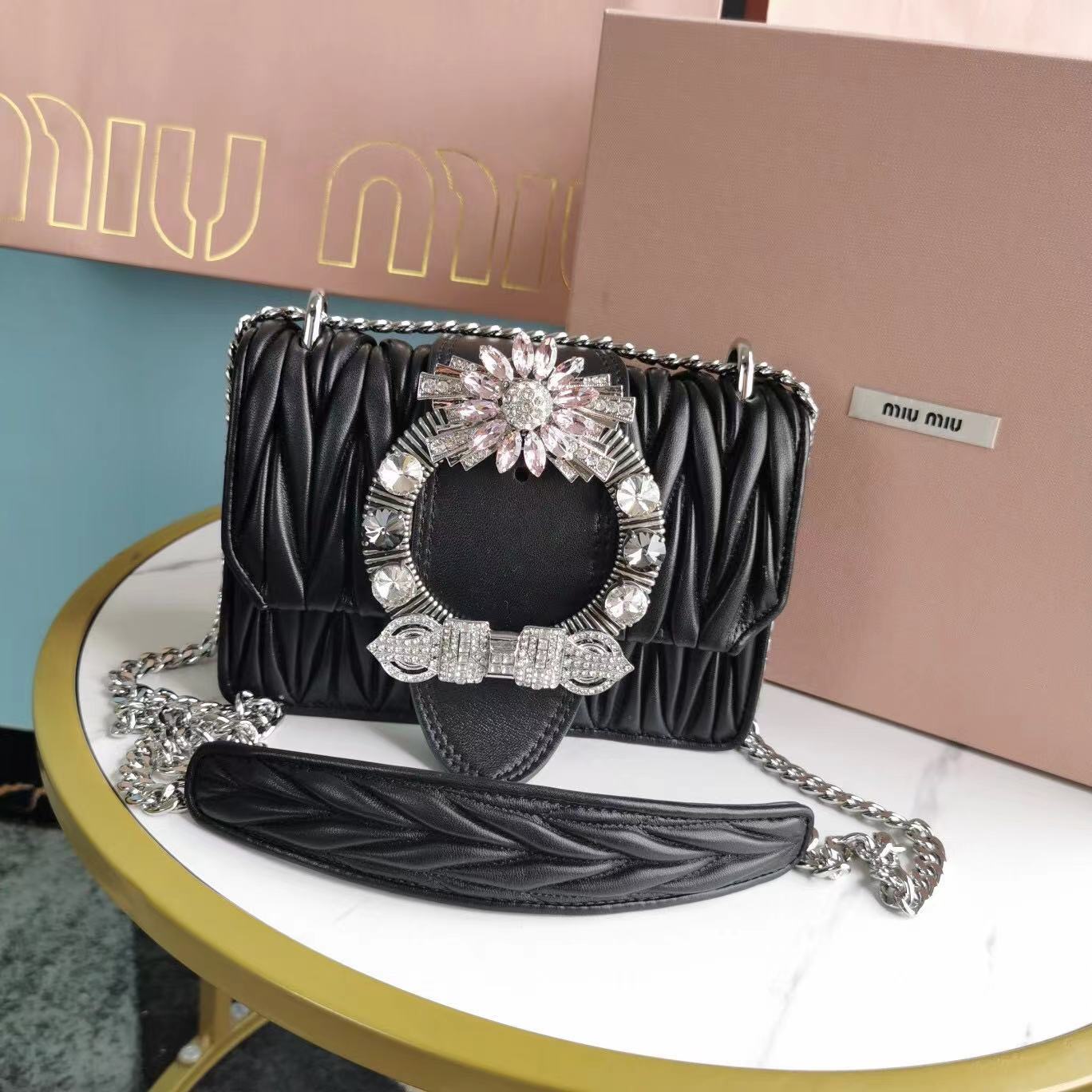 詳細な写真と価格については私に連絡してください