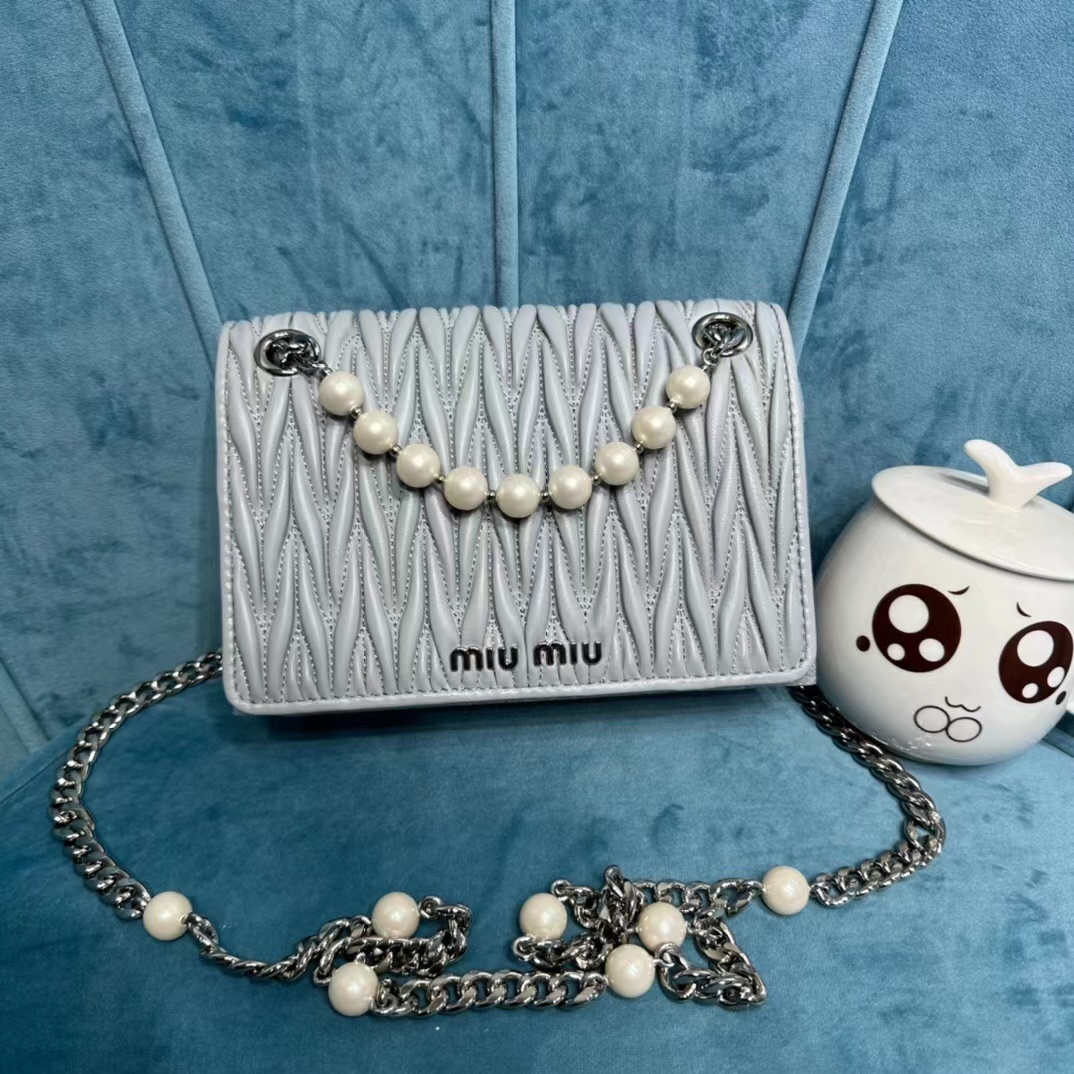 詳細な写真と価格については私に連絡してください