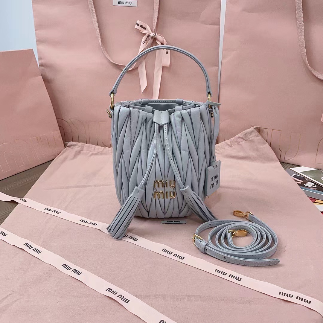 詳細な写真と価格については私に連絡してください