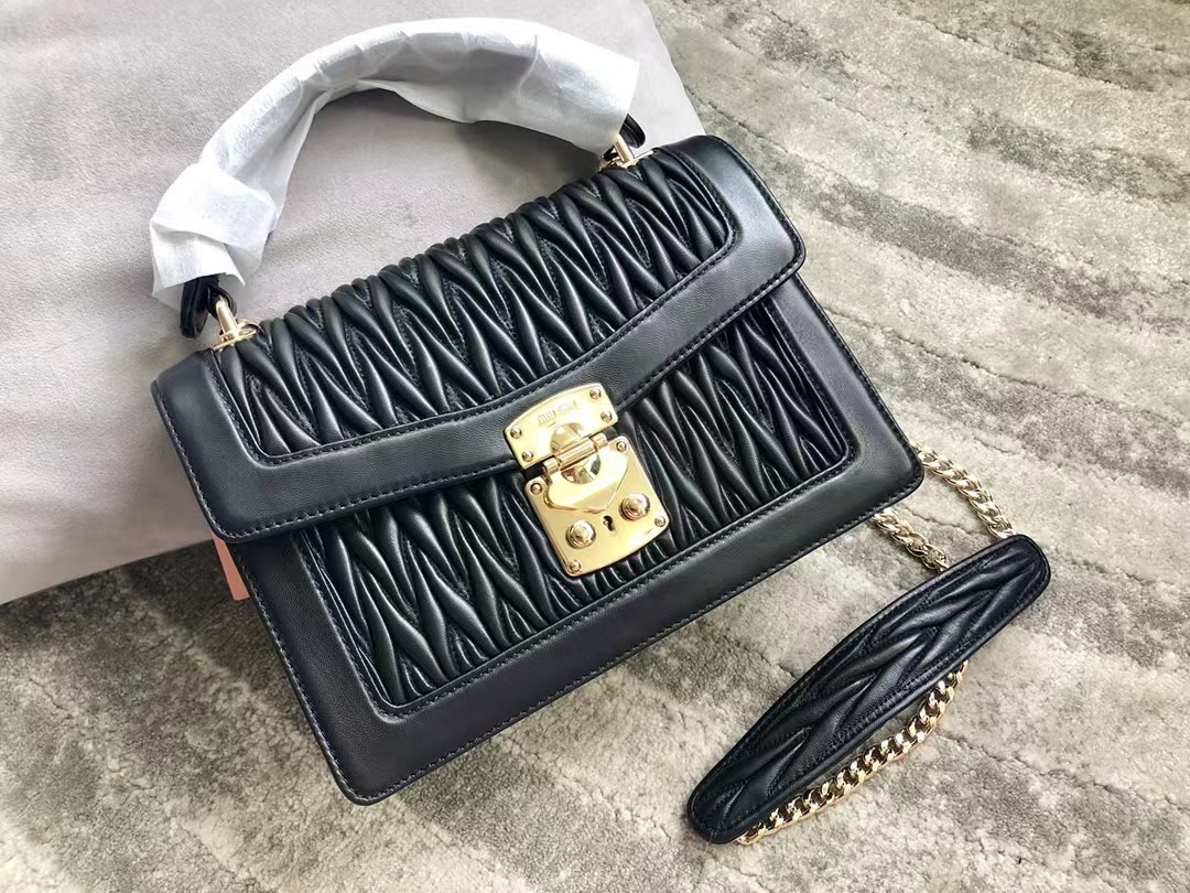 詳細な写真と価格については私に連絡してください