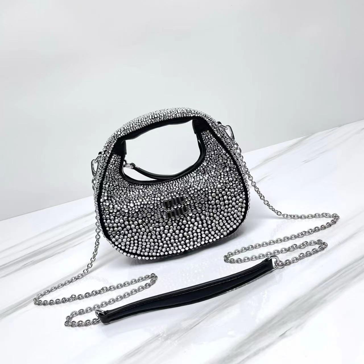 詳細な写真と価格については私に連絡してください