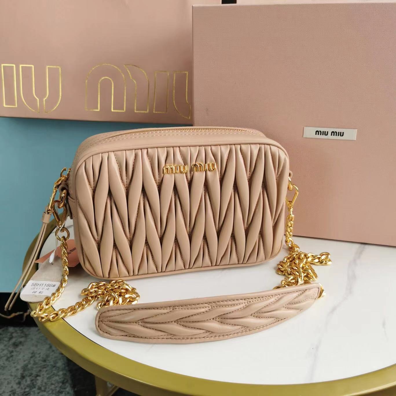 詳細な写真と価格については私に連絡してください