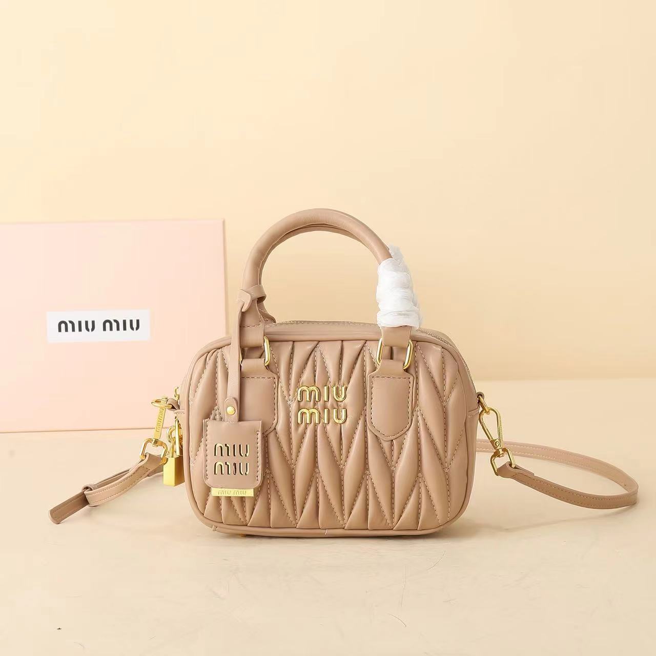 詳細な写真と価格については私に連絡してください