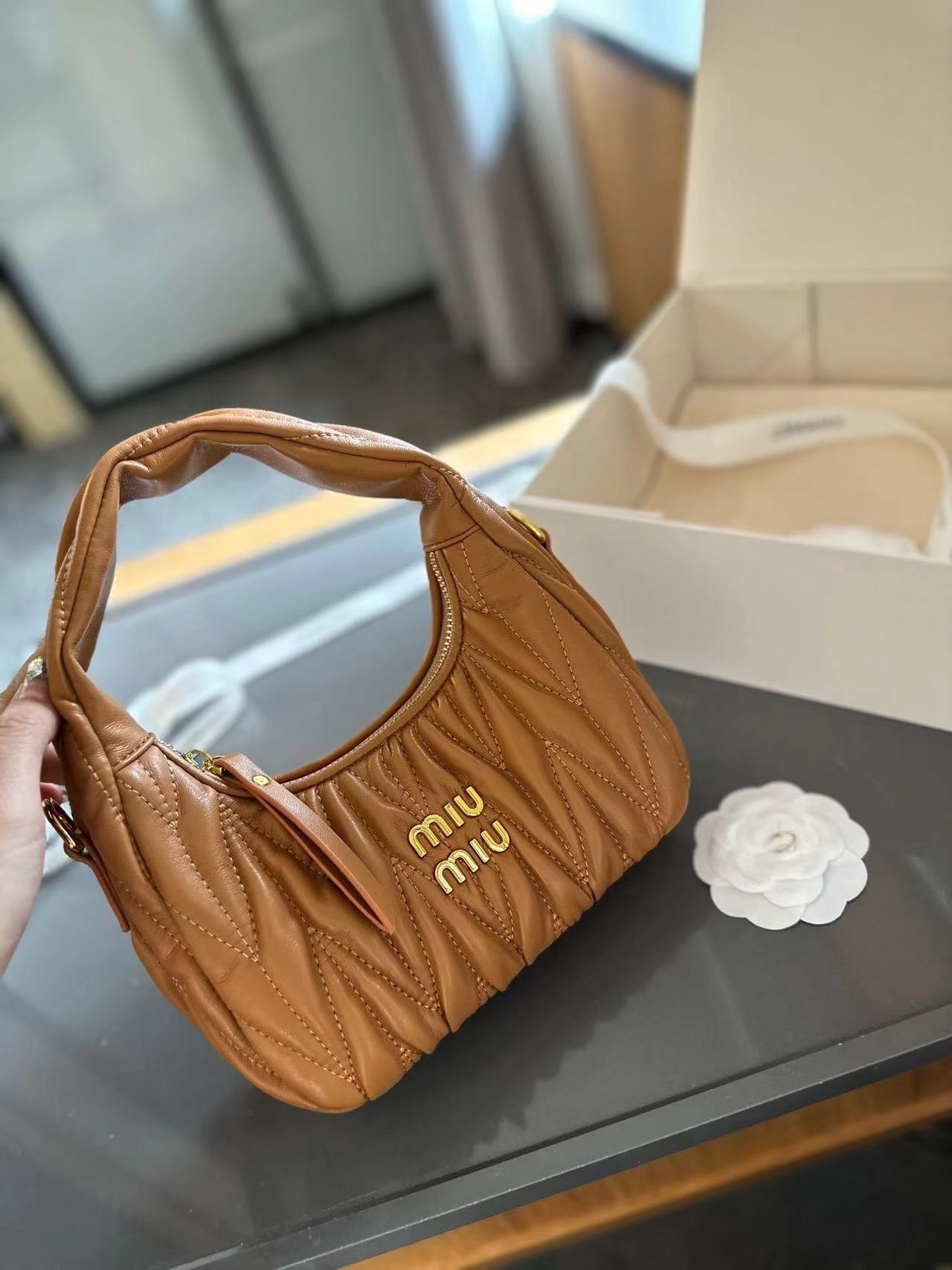 詳細な写真と価格については私に連絡してください