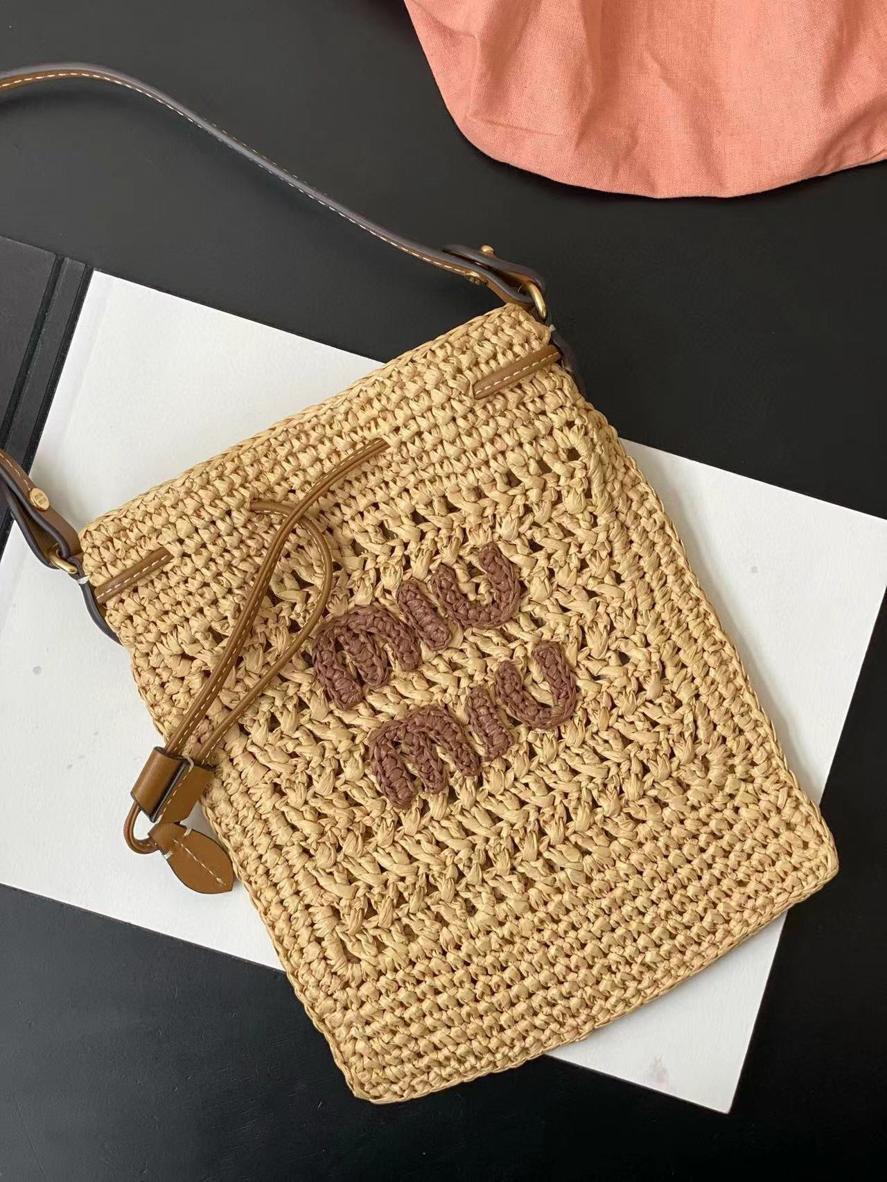 詳細な写真と価格については私に連絡してください