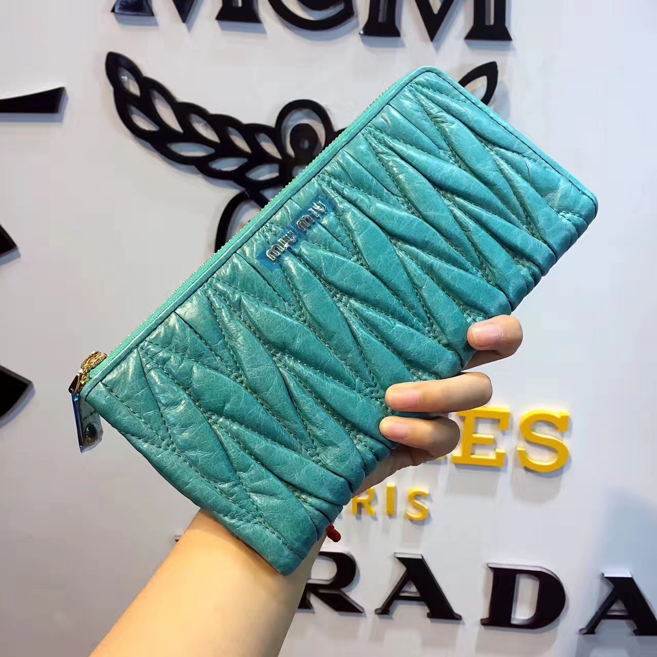 詳細な写真と価格については私に連絡してください