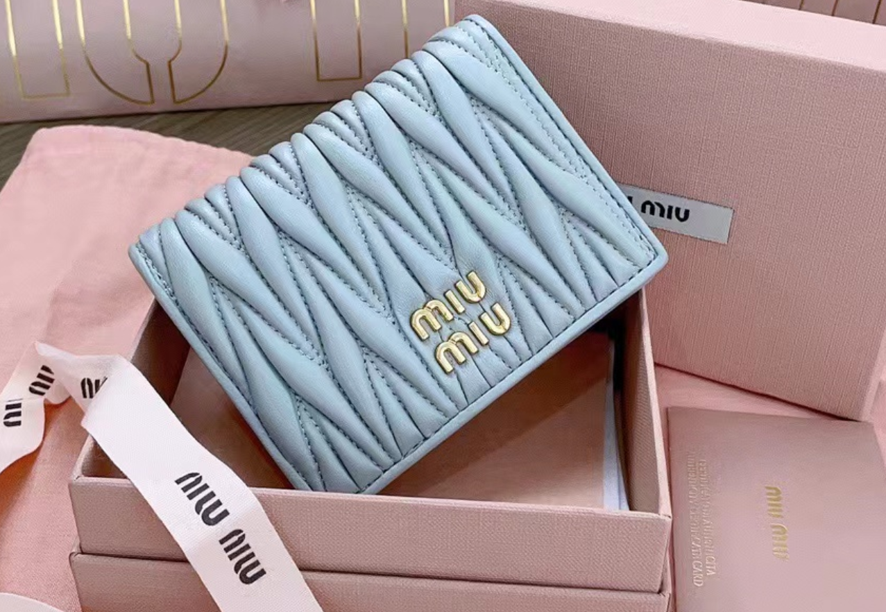 詳細な写真と価格については私に連絡してください