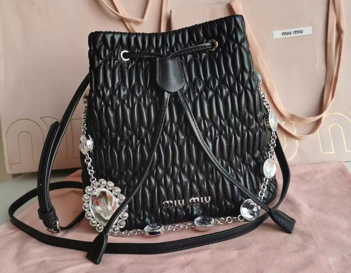 詳細な写真と価格については私に連絡してください