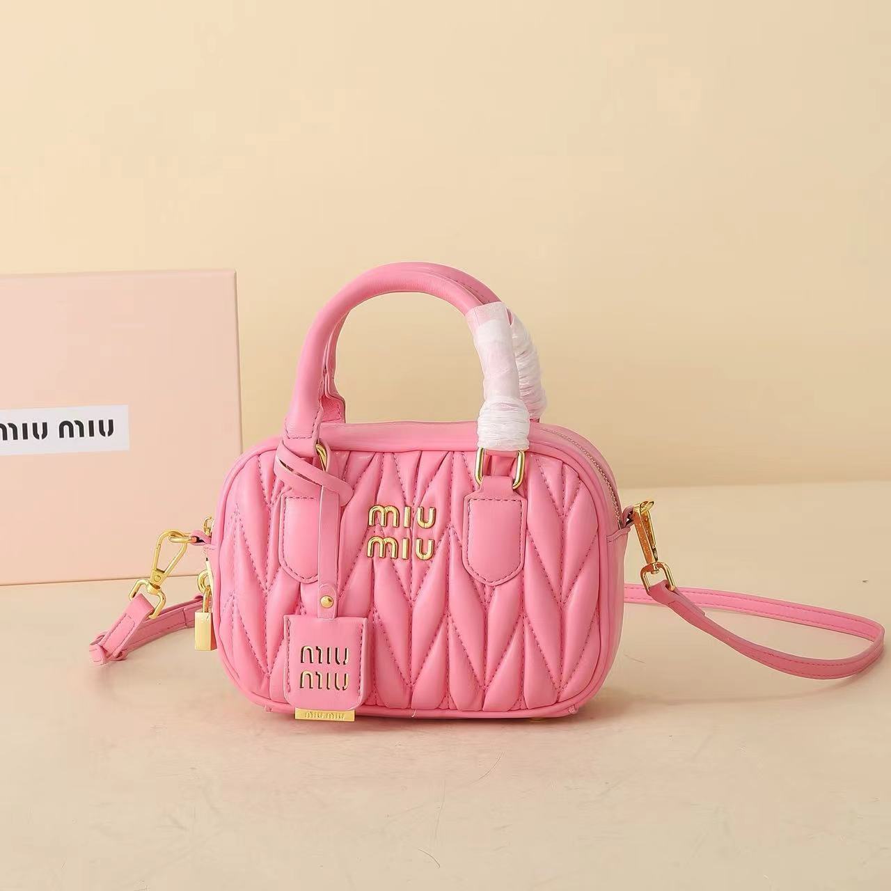 詳細な写真と価格については私に連絡してください