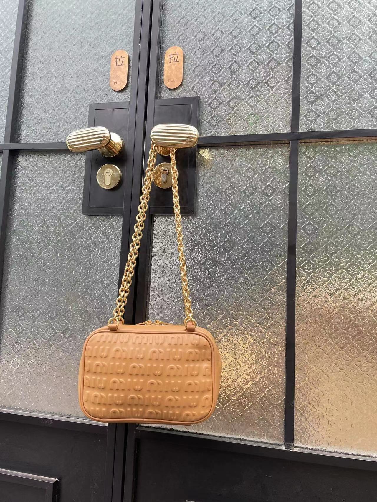 詳細な写真と価格については私に連絡してください