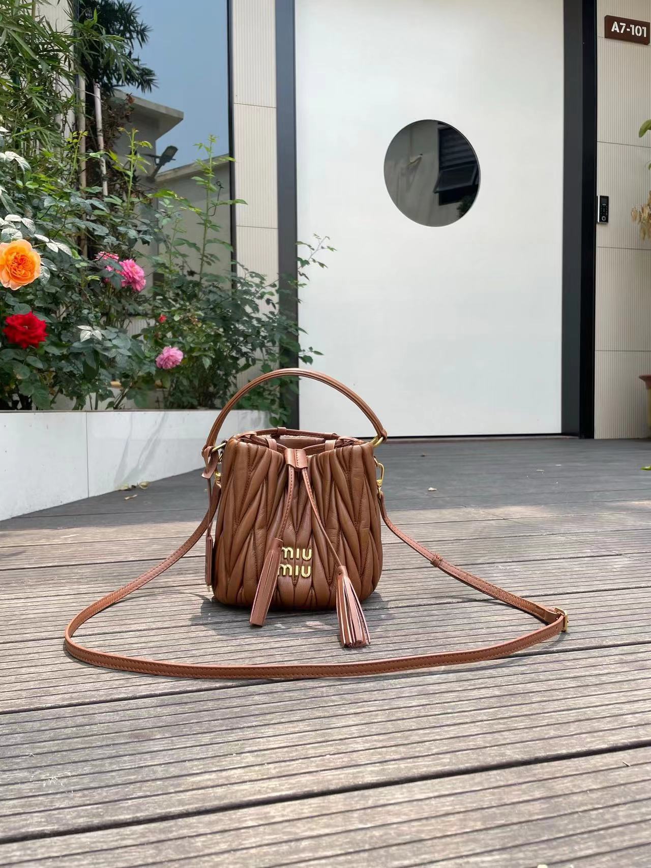 詳細な写真と価格については私に連絡してください