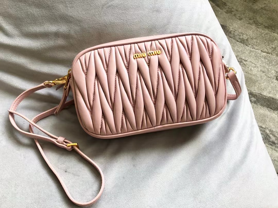 詳細な写真と価格については私に連絡してください