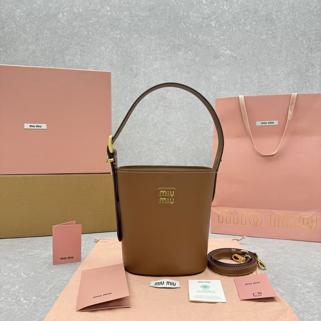 詳細な写真と価格については私に連絡してください