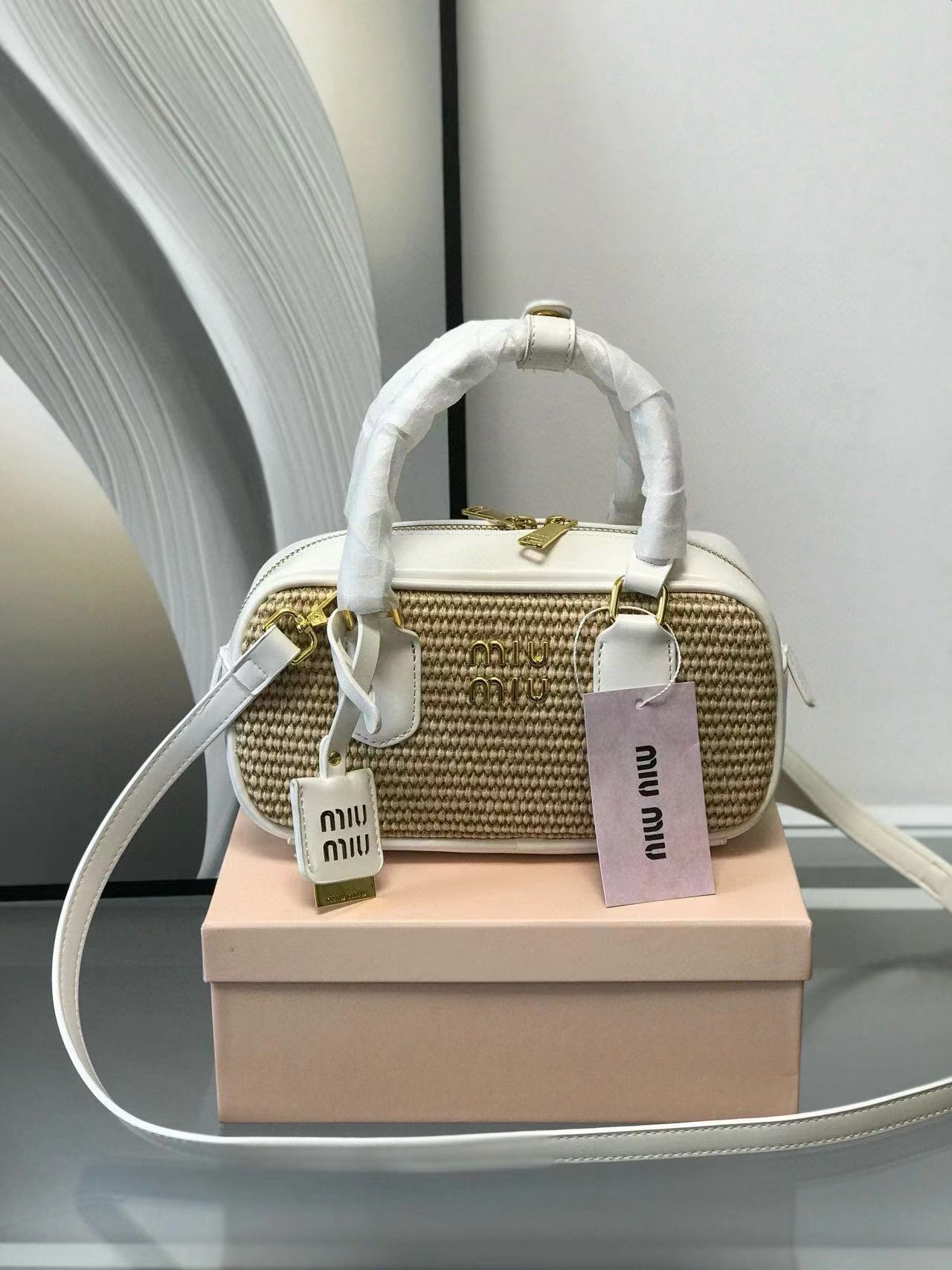 詳細な写真と価格については私に連絡してください