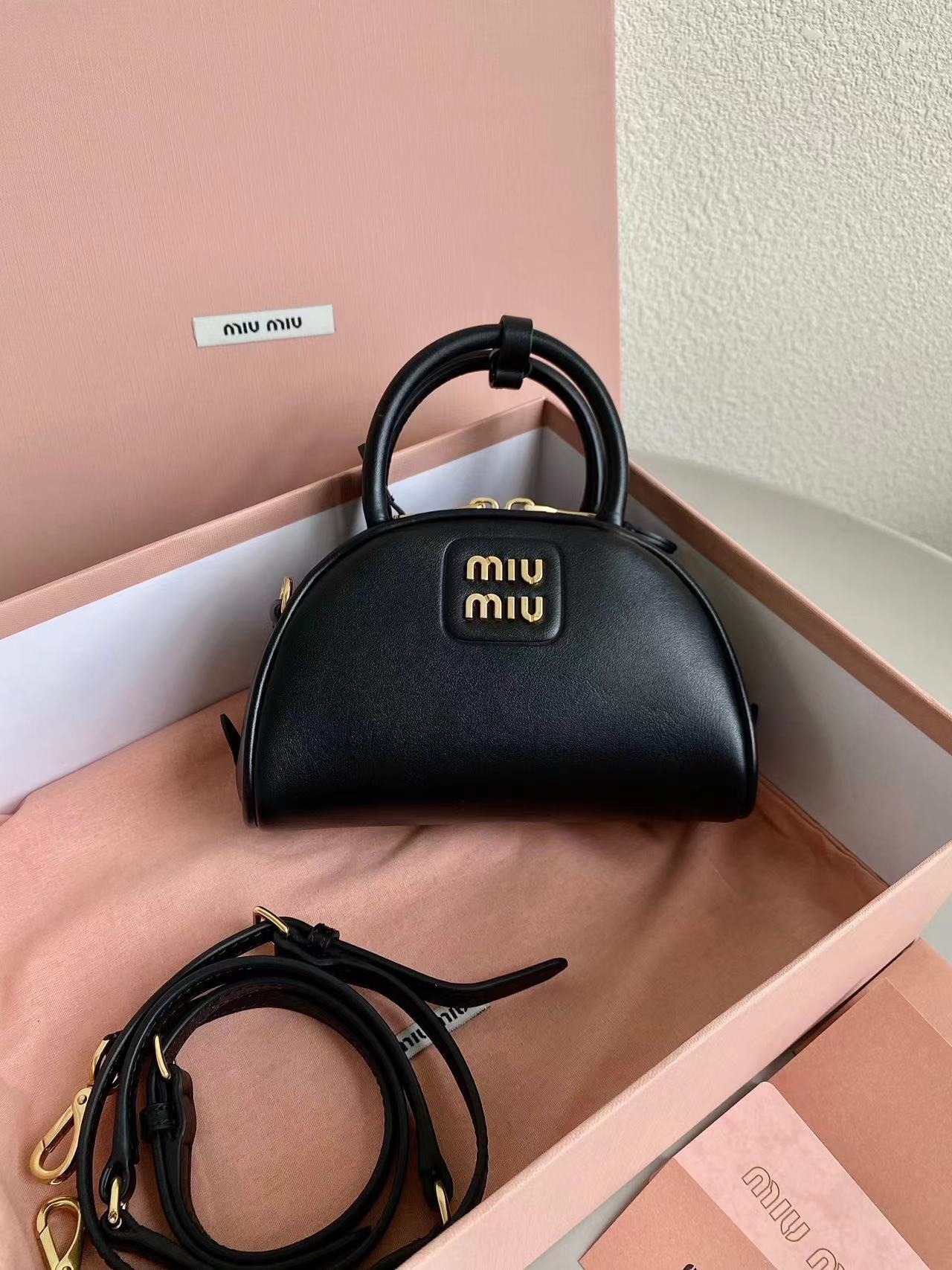 詳細な写真と価格については私に連絡してください