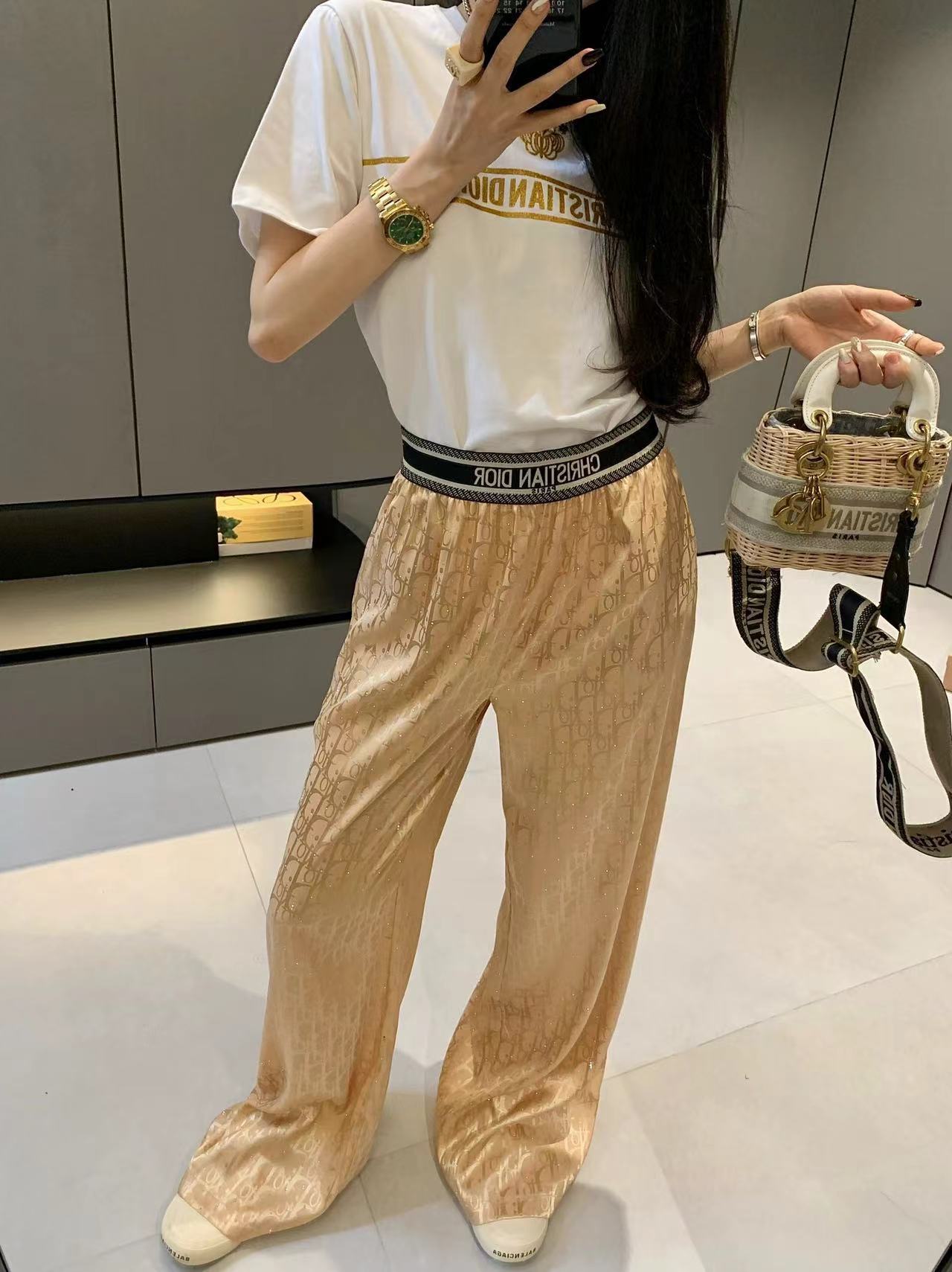 詳細な写真と価格については私に連絡してください。