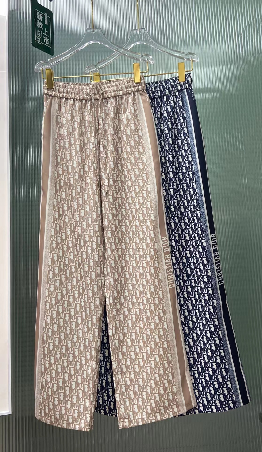 詳細な写真と価格については私に連絡してください。