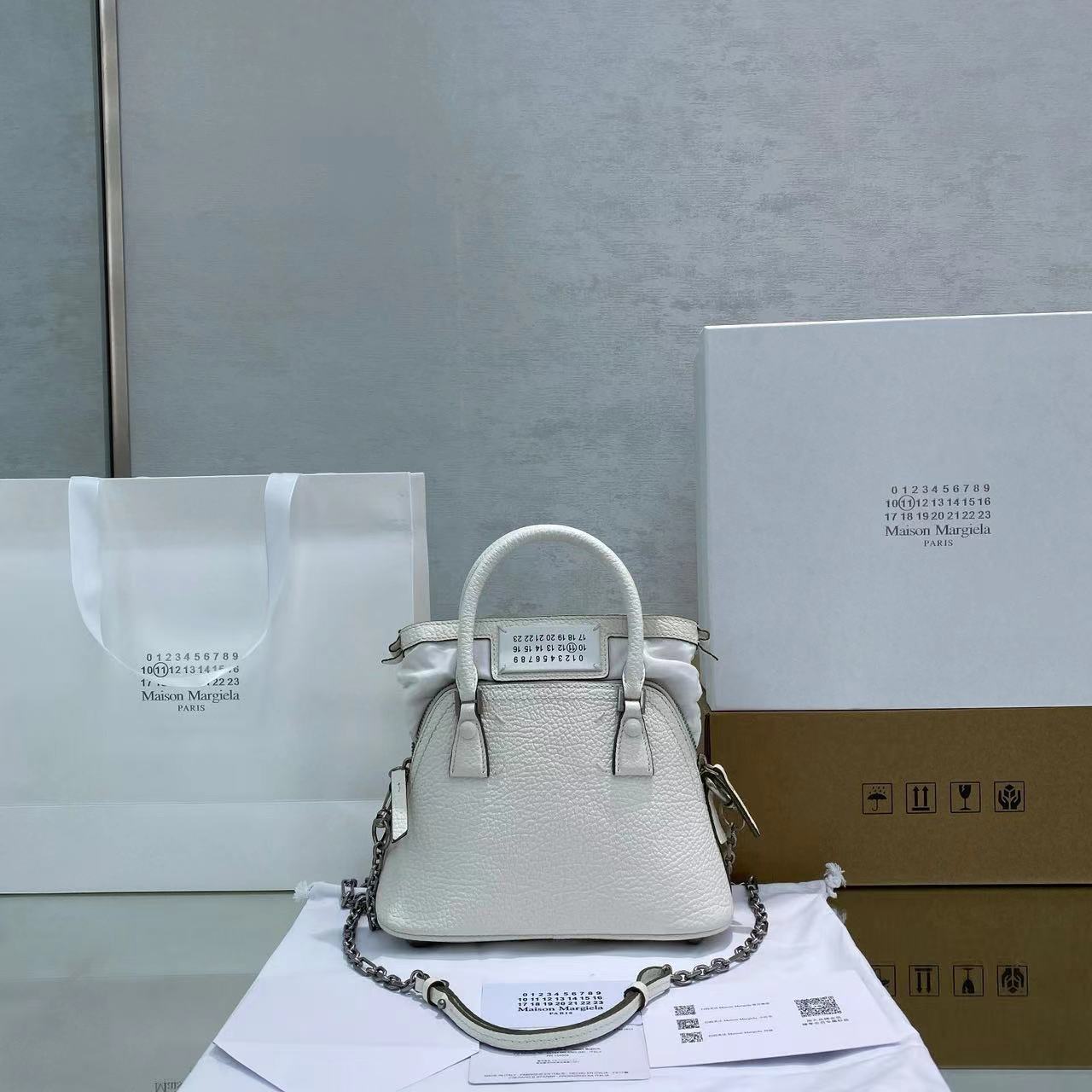 詳細な写真と価格については私に連絡してください。