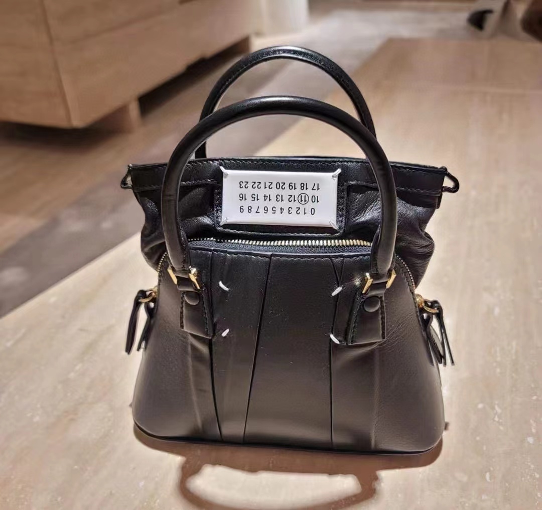 詳細な写真と価格については私に連絡してください。