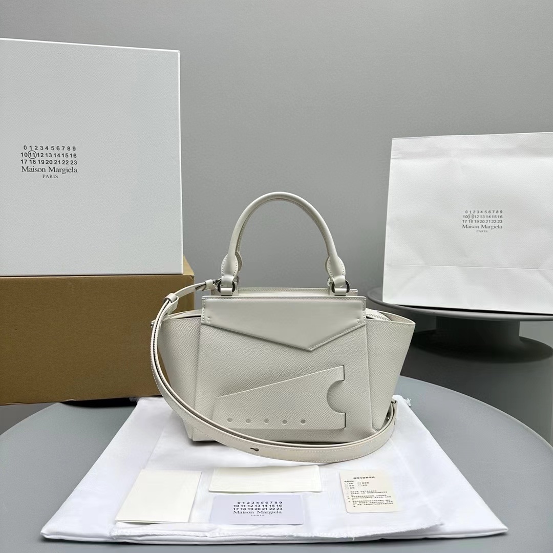 詳細な写真と価格については私に連絡してください。