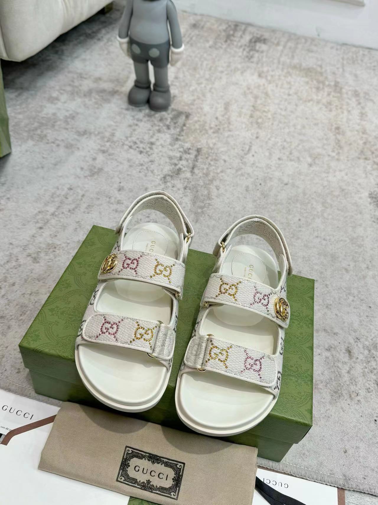 詳細な写真と価格については私に連絡してください。