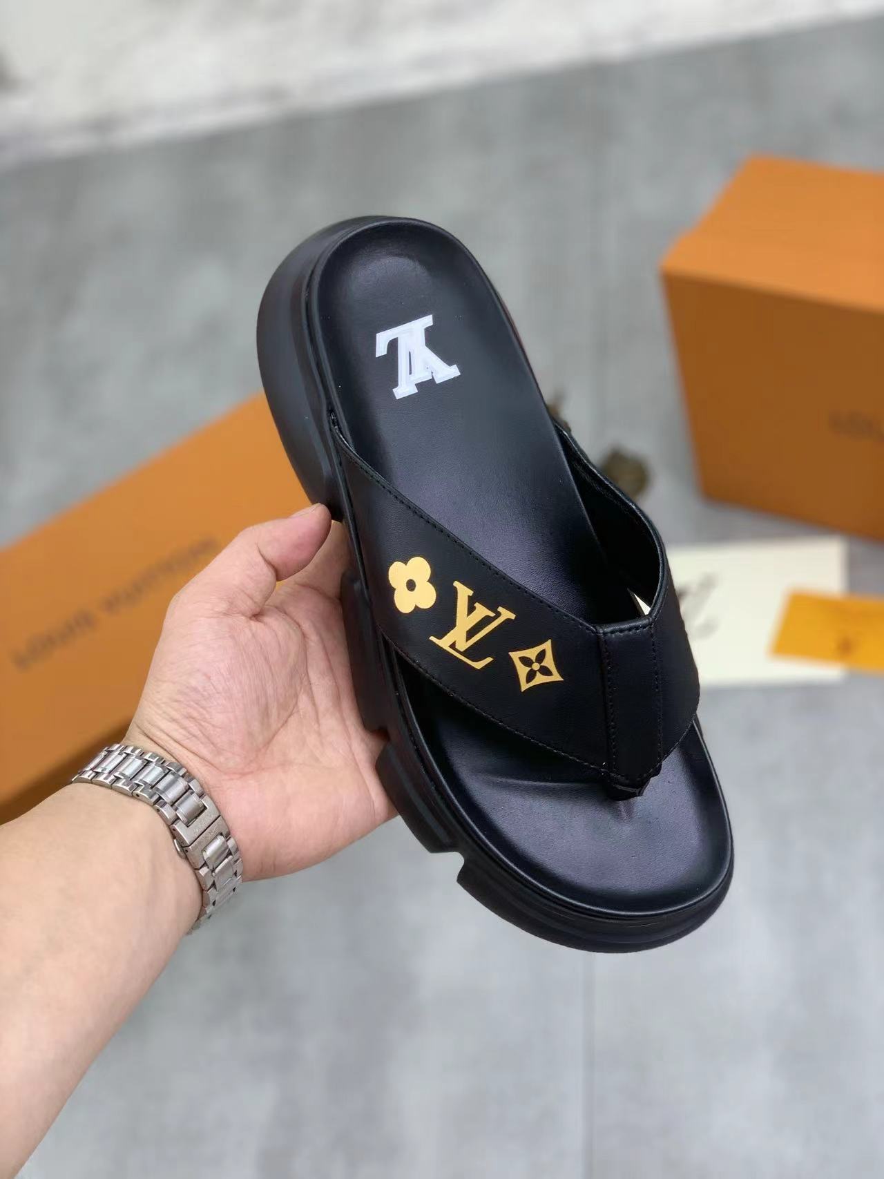 詳細な写真と価格については私に連絡してください。