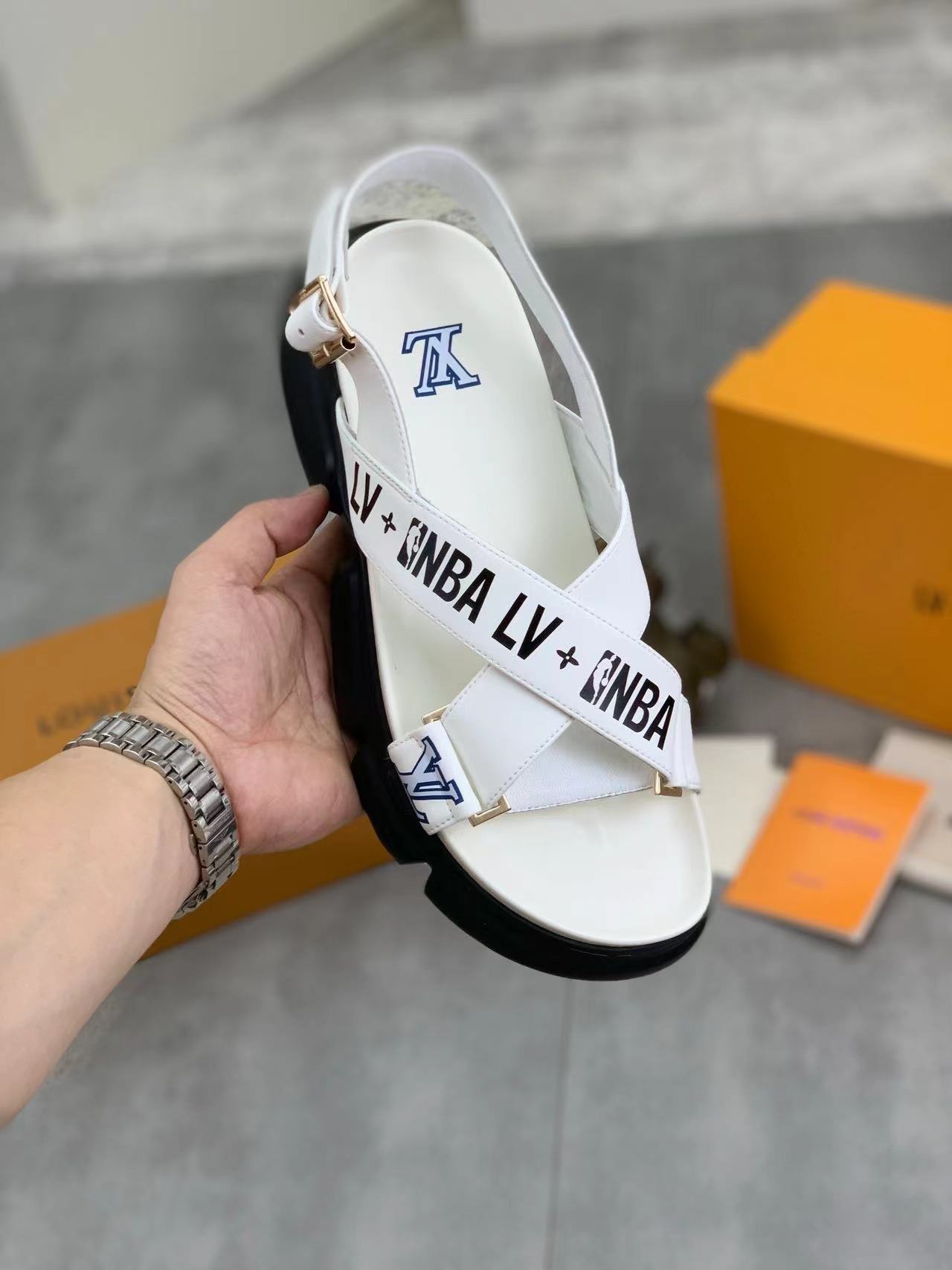 詳細な写真と価格については私に連絡してください。