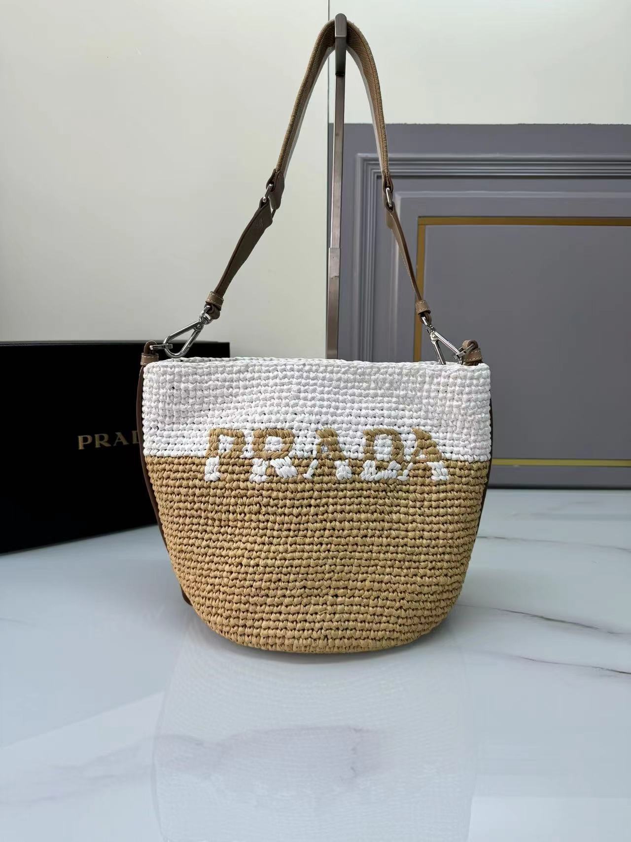 詳細な写真と価格については私に連絡してください。