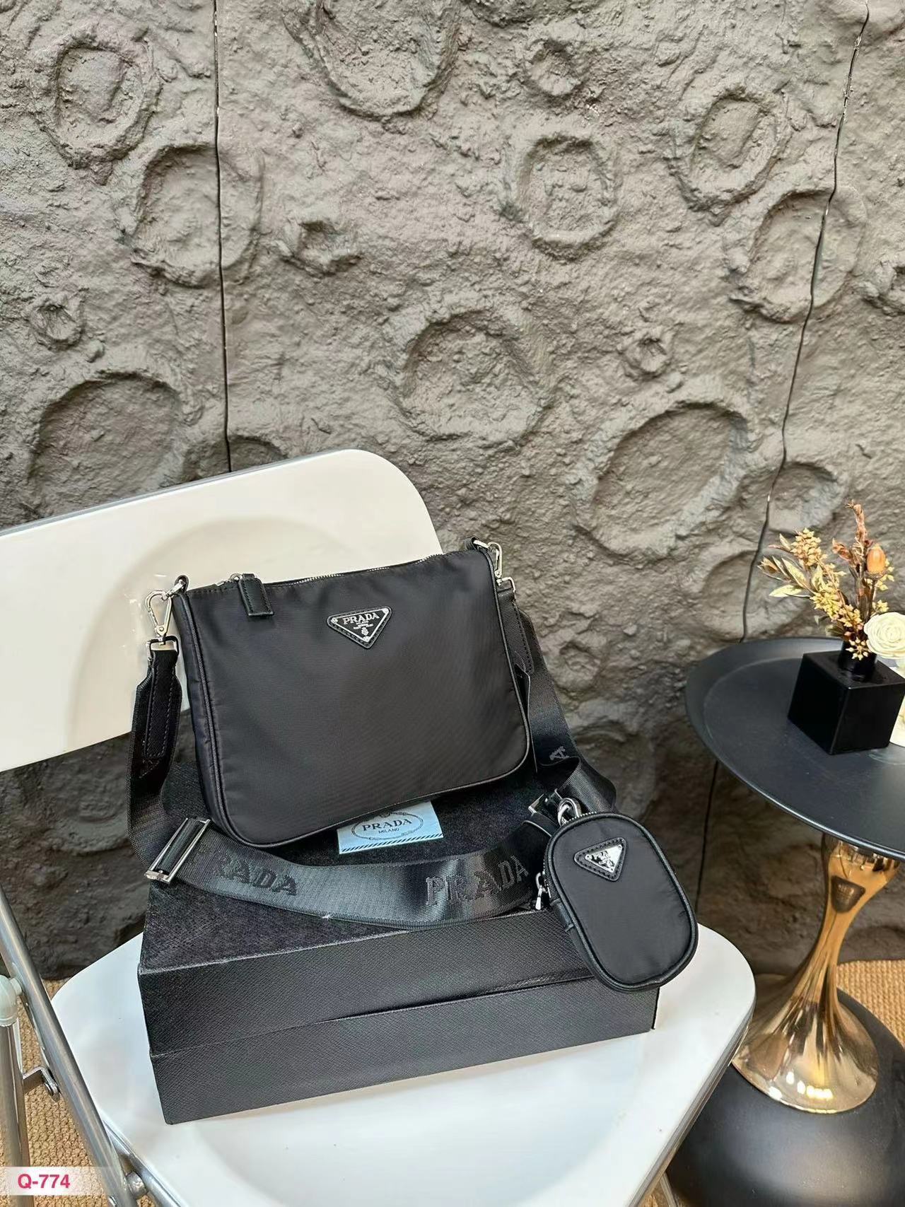 詳細な写真と価格については私に連絡してください。