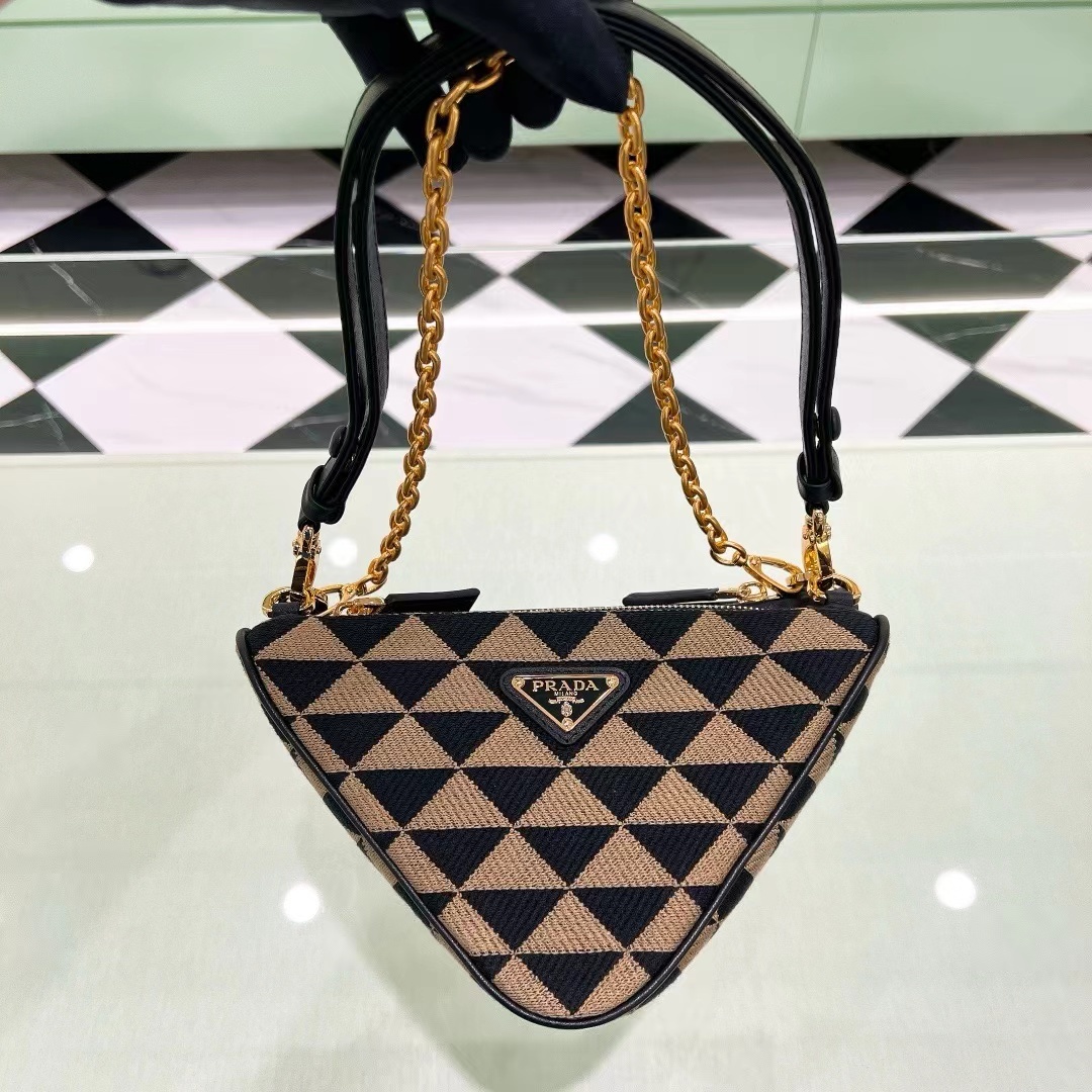 詳細な写真と価格については私に連絡してください。