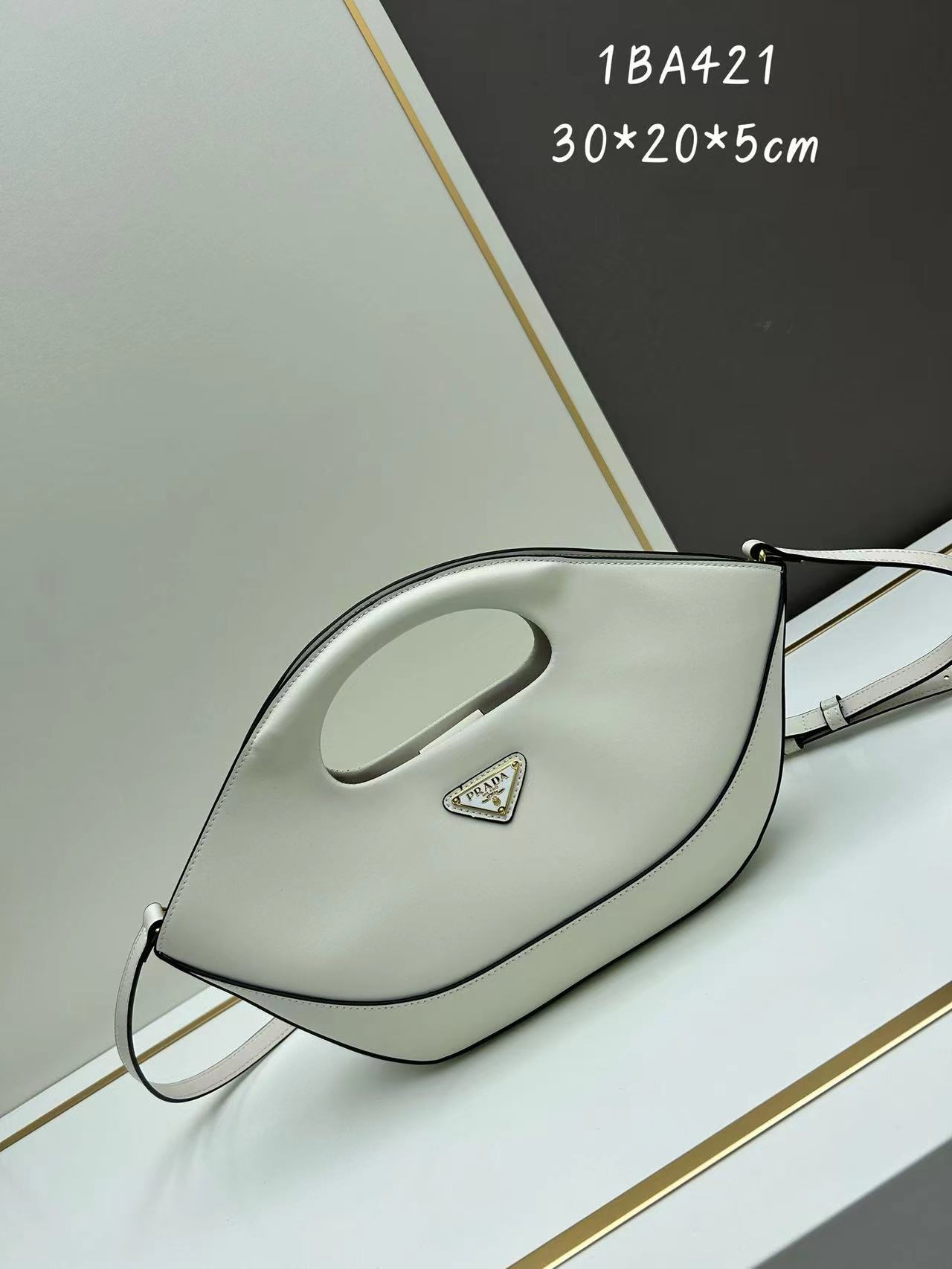 詳細な写真と価格については私に連絡してください。