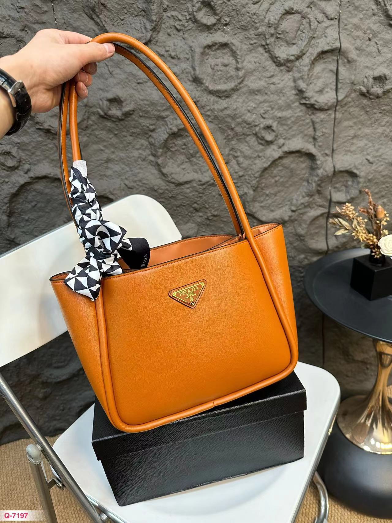 詳細な写真と価格については私に連絡してください。